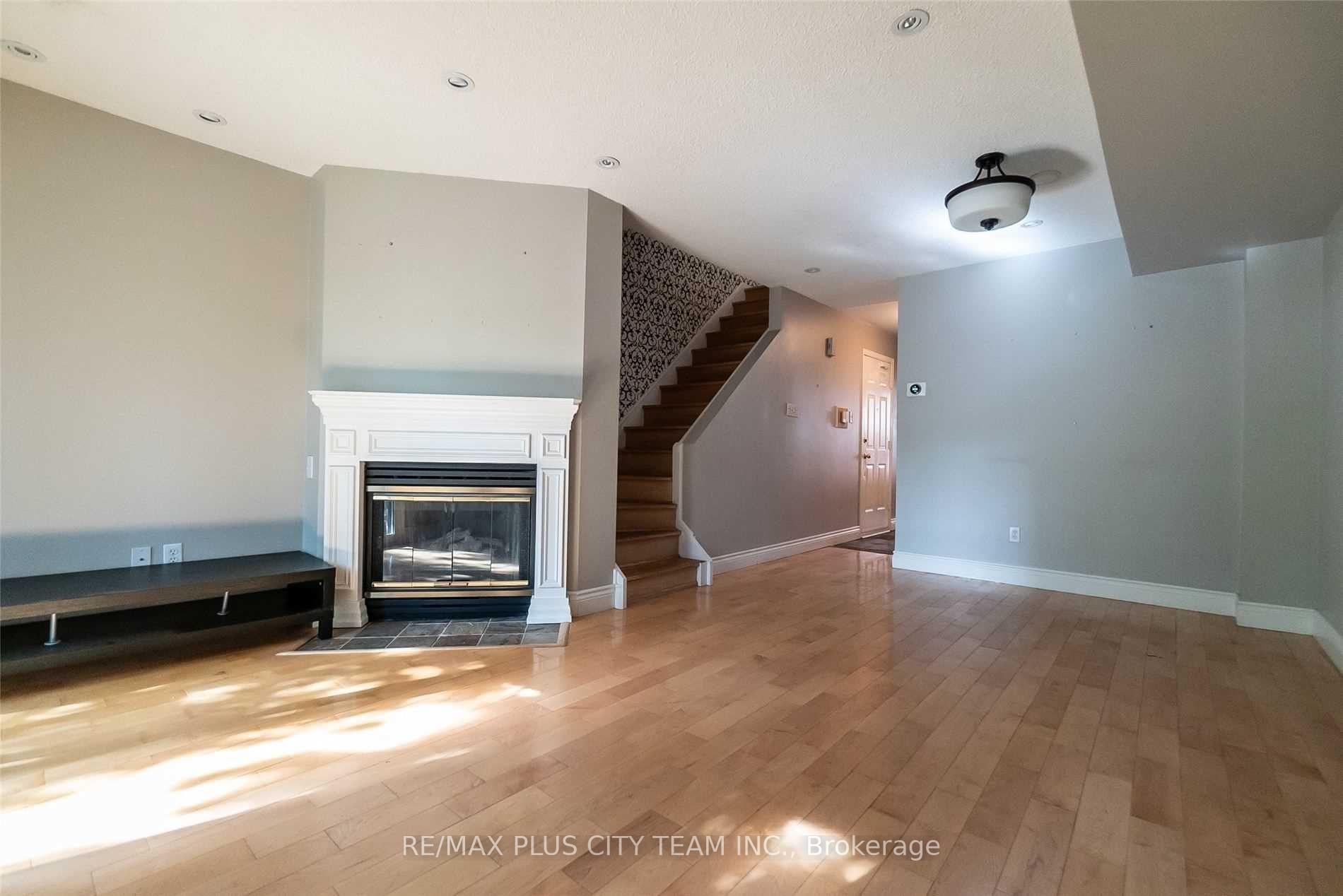 Photo 6 of Unit Th 8C, 801 King Street, Toronto, Niagara — HOMEH