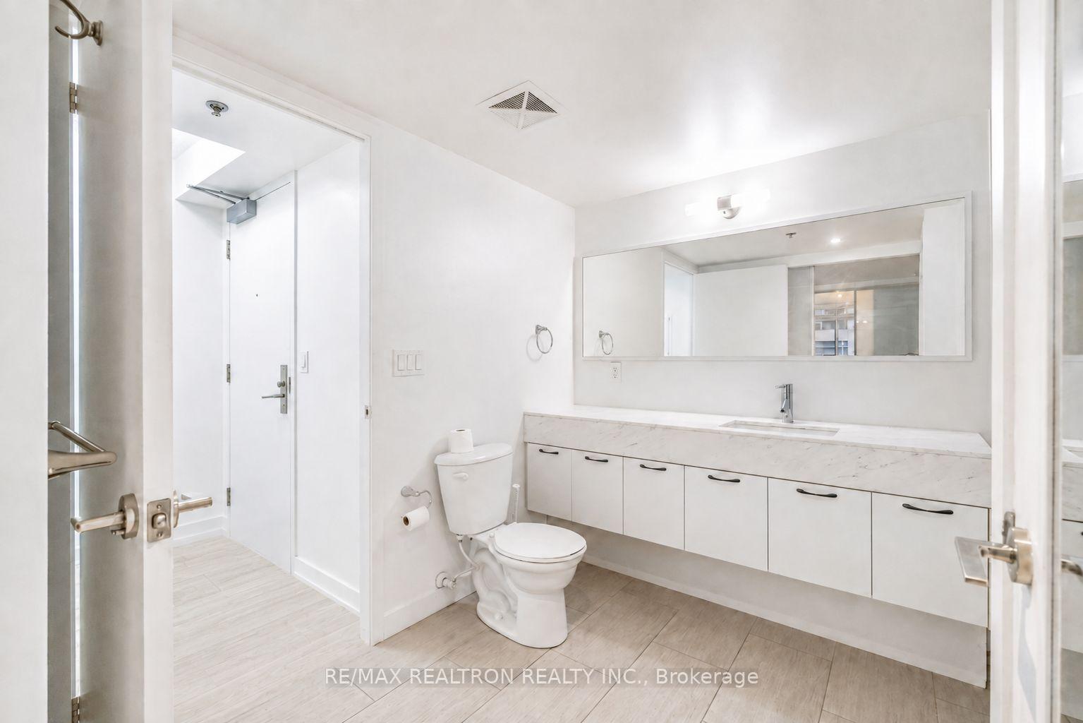 Photo 12 of Unit 309, 21 Nelson Street, Toronto, Waterfront Communities — HOMEH