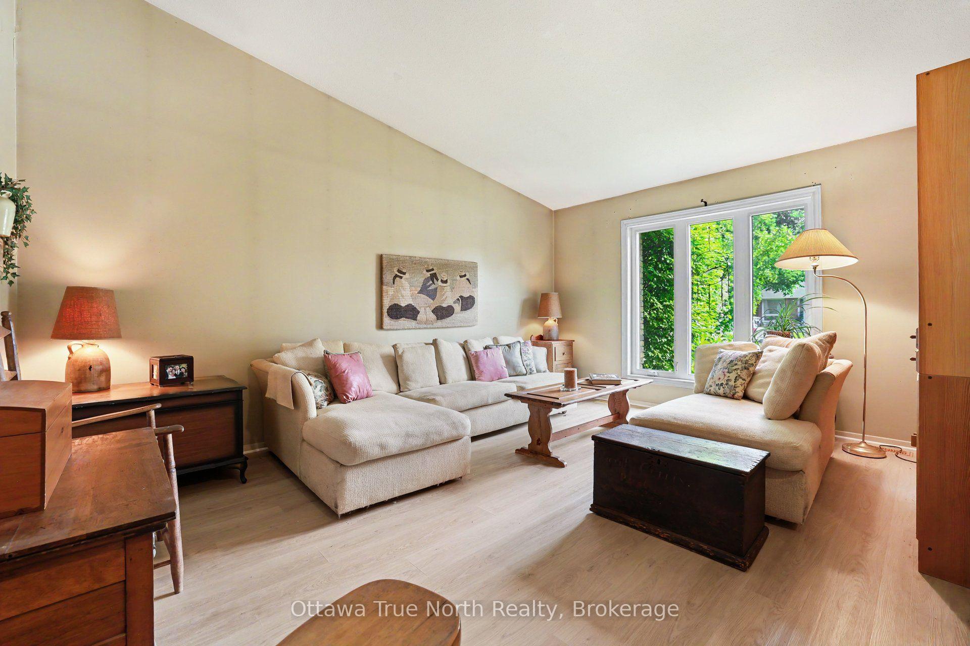 Photo 4 of 41 Aldgate Crescent, Ottawa, Barrhaven - Pheasant Run — HOMEH