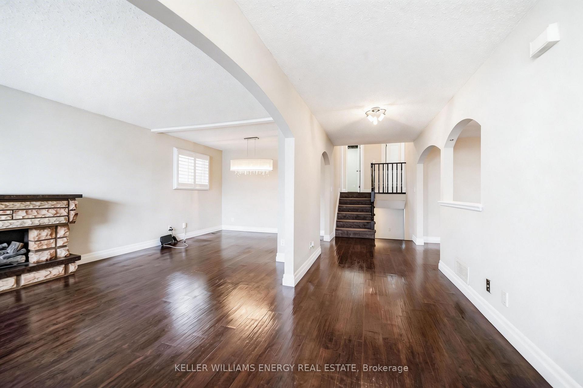 Photo 4 of 23 Downham Drive, Clarington, Bowmanville — HOMEH