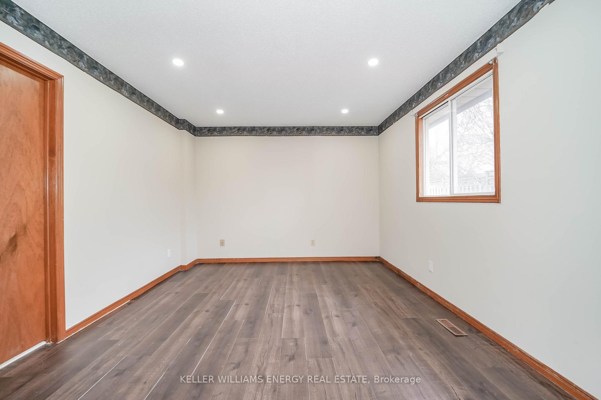 Photo 15 of 23 Downham Drive, Clarington, Bowmanville — HOMEH