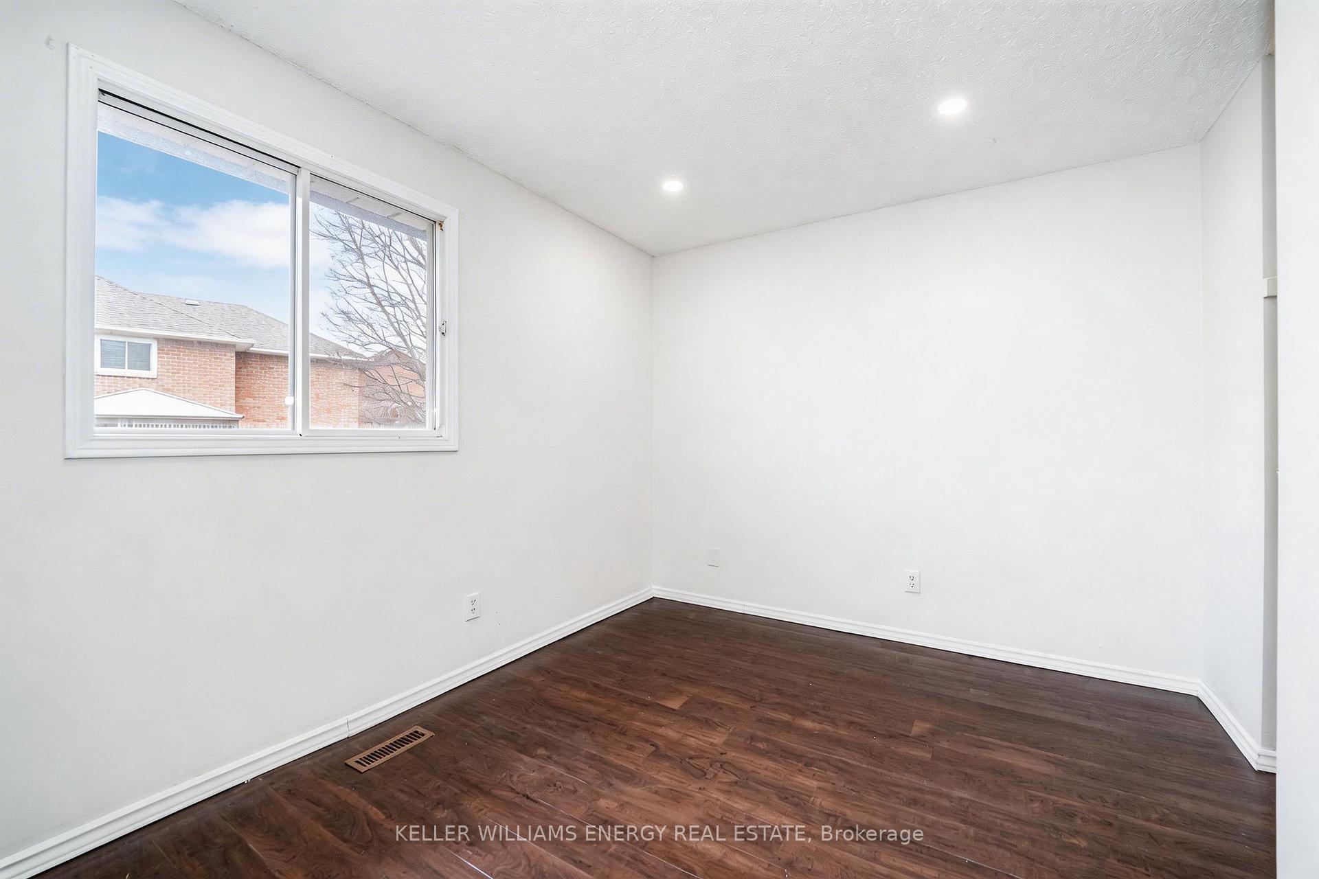 Photo 18 of 23 Downham Drive, Clarington, Bowmanville — HOMEH