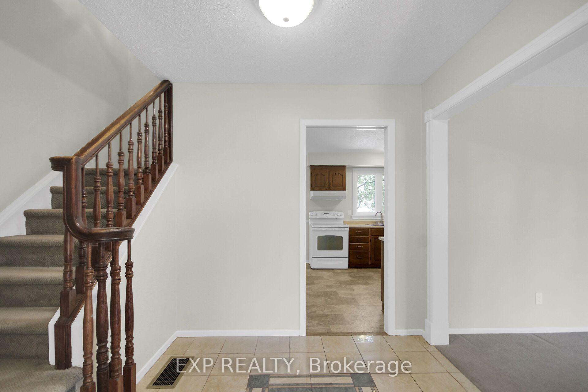 Photo 8 of 13 Shanel Place, Ottawa, Barrhaven - Pheasant Run — HOMEH