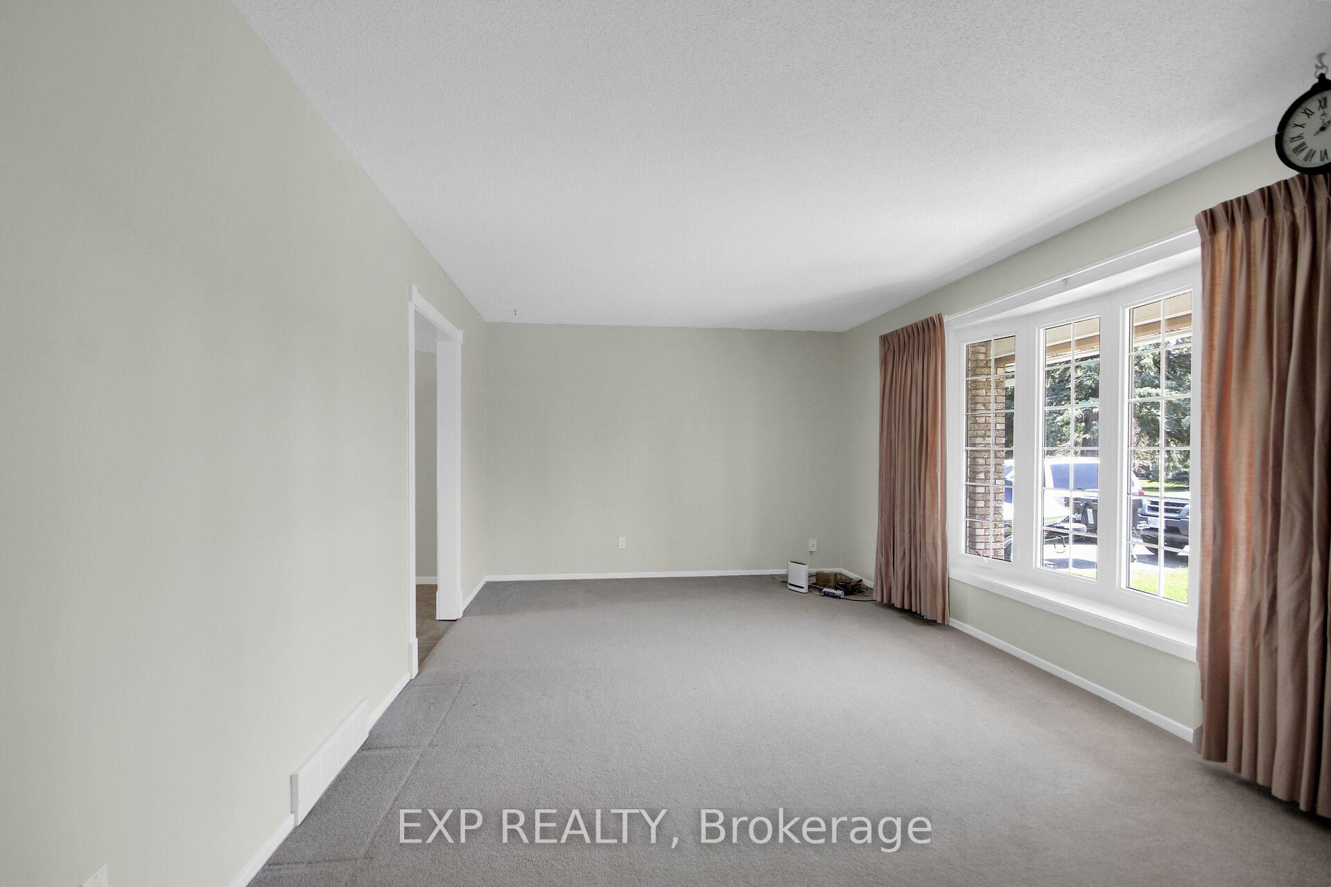 Photo 10 of 13 Shanel Place, Ottawa, Barrhaven - Pheasant Run — HOMEH