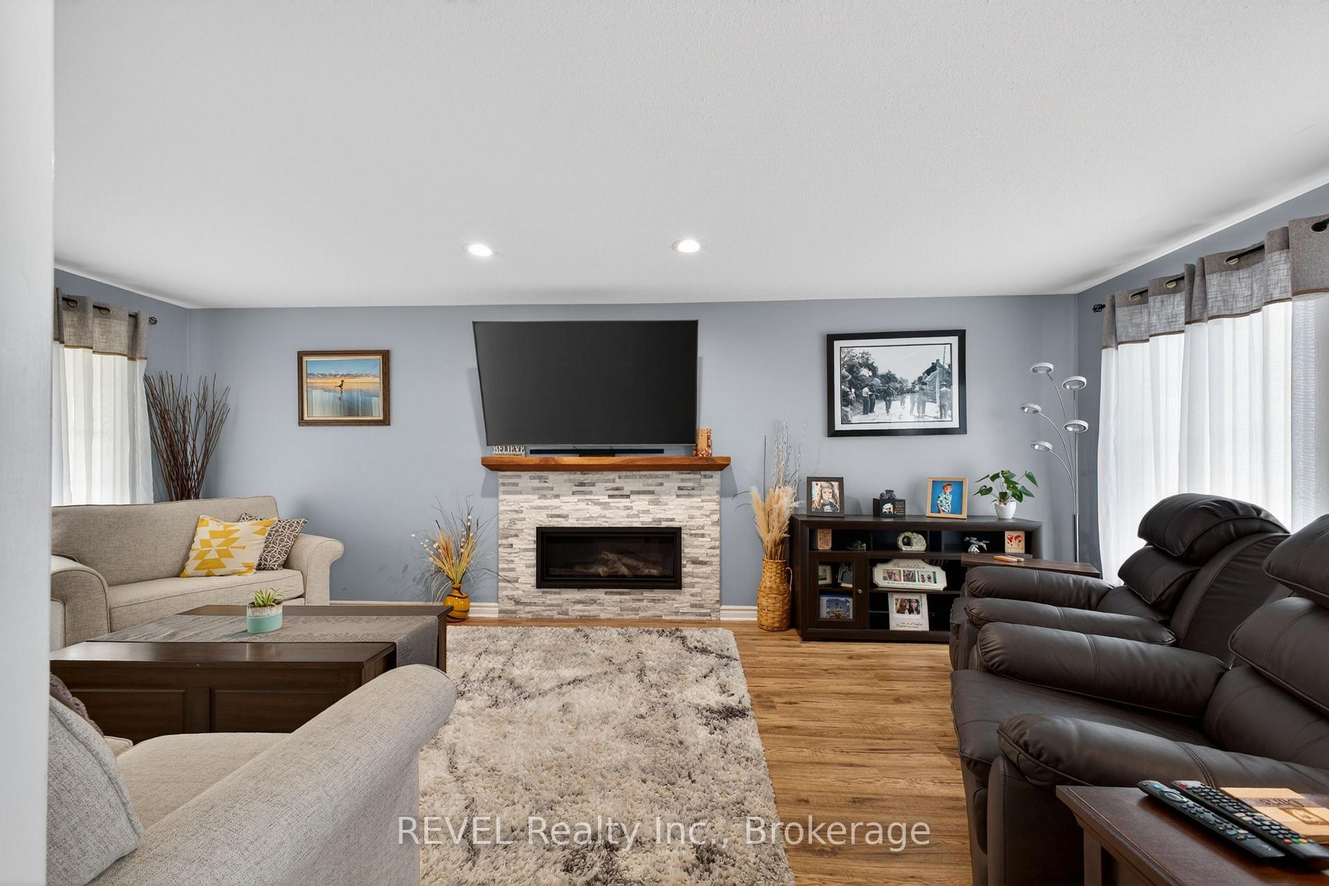 Photo 8 of 149 Green Pointe Drive, Welland, N. Welland — HOMEH