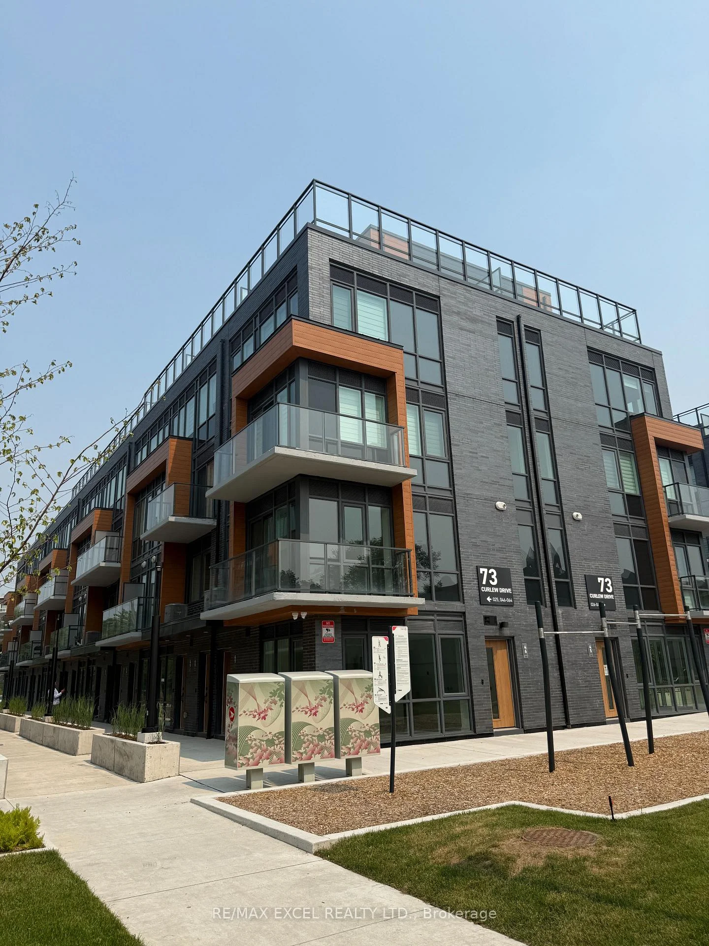 Photo 3 of Unit 24, 75 Curlew Drive, North York, Parkwoods-Donalda — HOMEH
