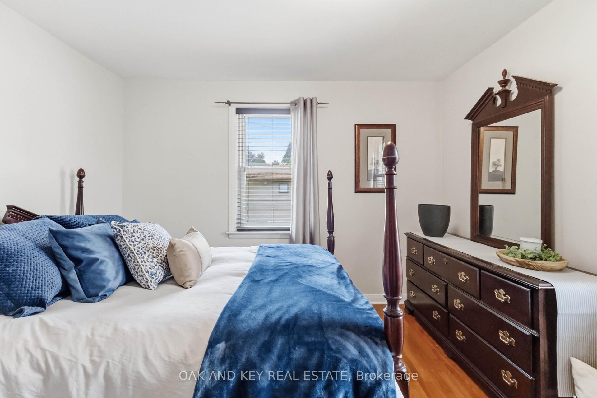 Photo 17 of 169 Ellsworth Crescent, London, East O — HOMEH