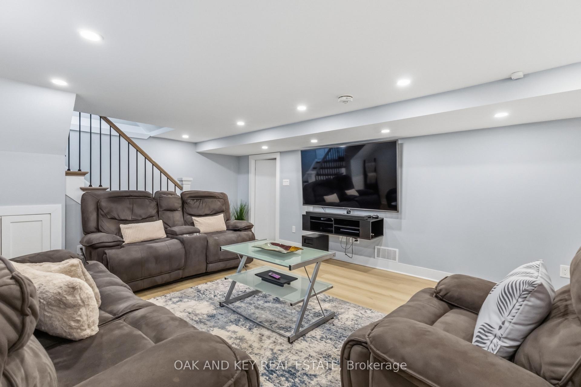 Photo 23 of 169 Ellsworth Crescent, London, East O — HOMEH