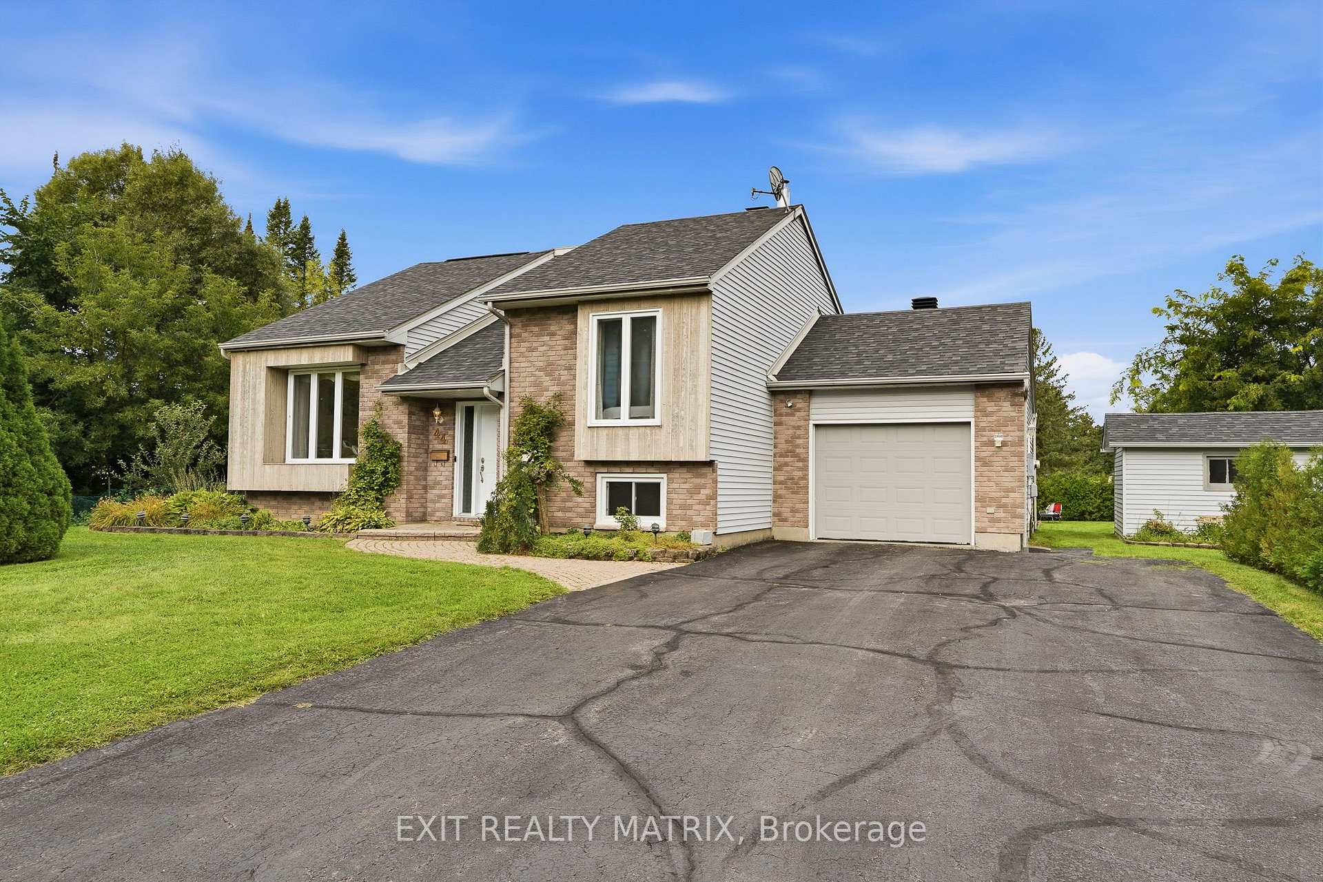 Photo 1 of 44 Ste Therese Boulevard, Russell, Embrun — HOMEH