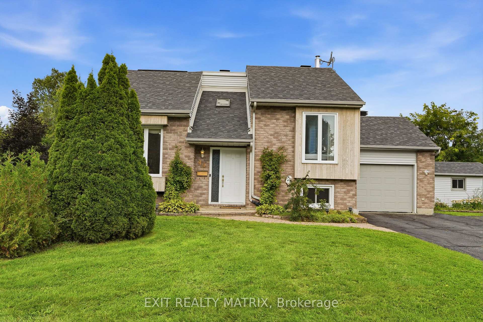 Photo 2 of 44 Ste Therese Boulevard, Russell, Embrun — HOMEH