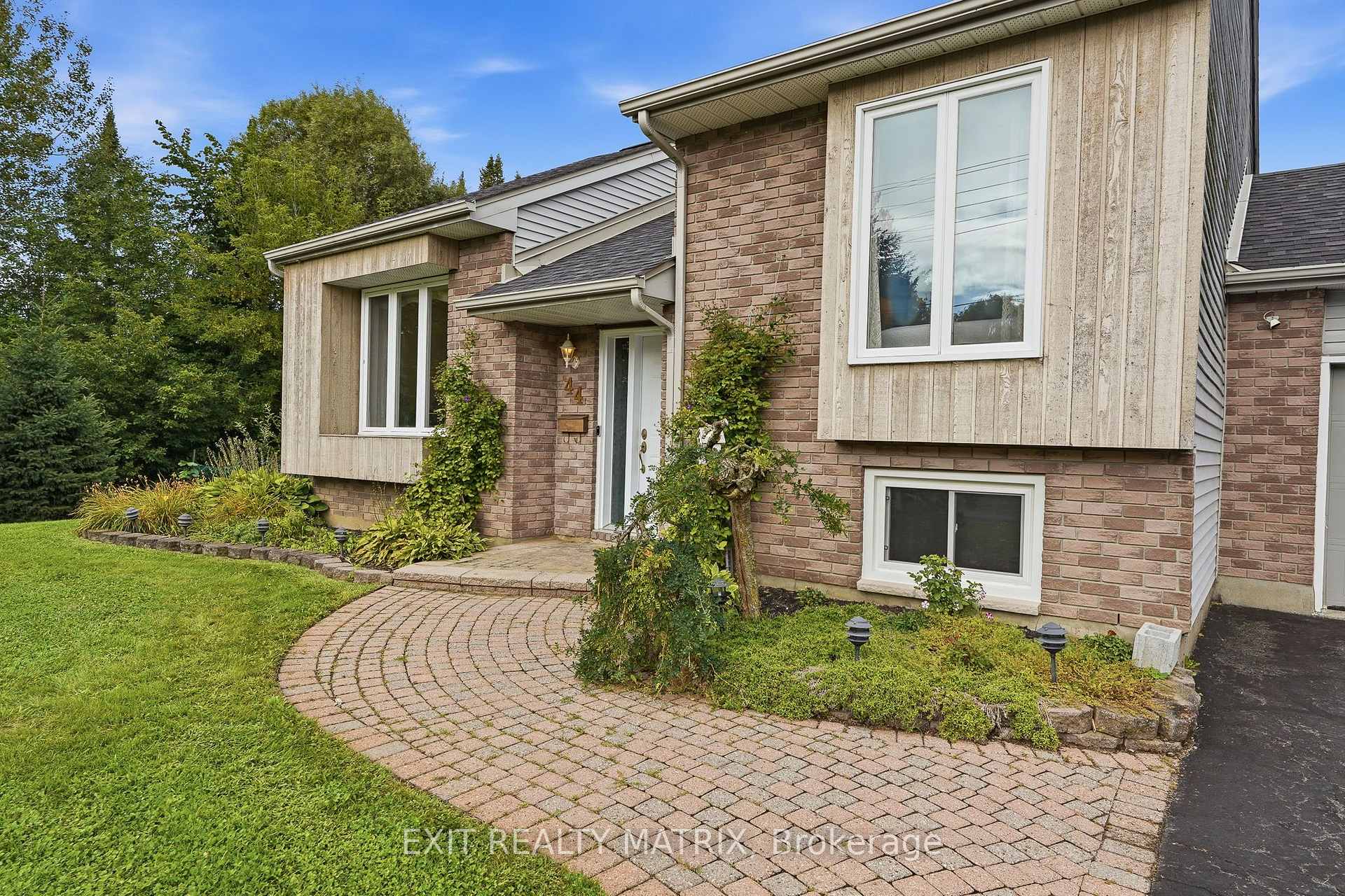 Photo 3 of 44 Ste Therese Boulevard, Russell, Embrun — HOMEH