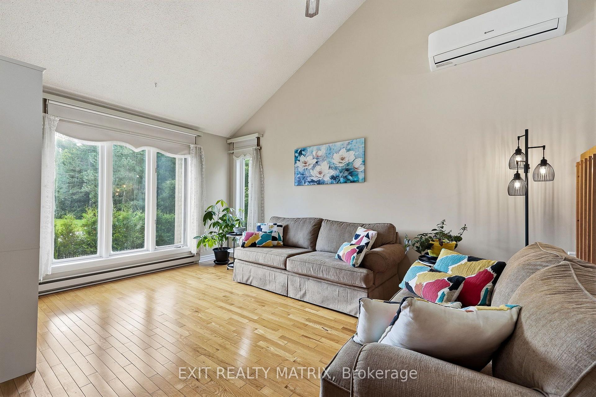 Photo 8 of 44 Ste Therese Boulevard, Russell, Embrun — HOMEH