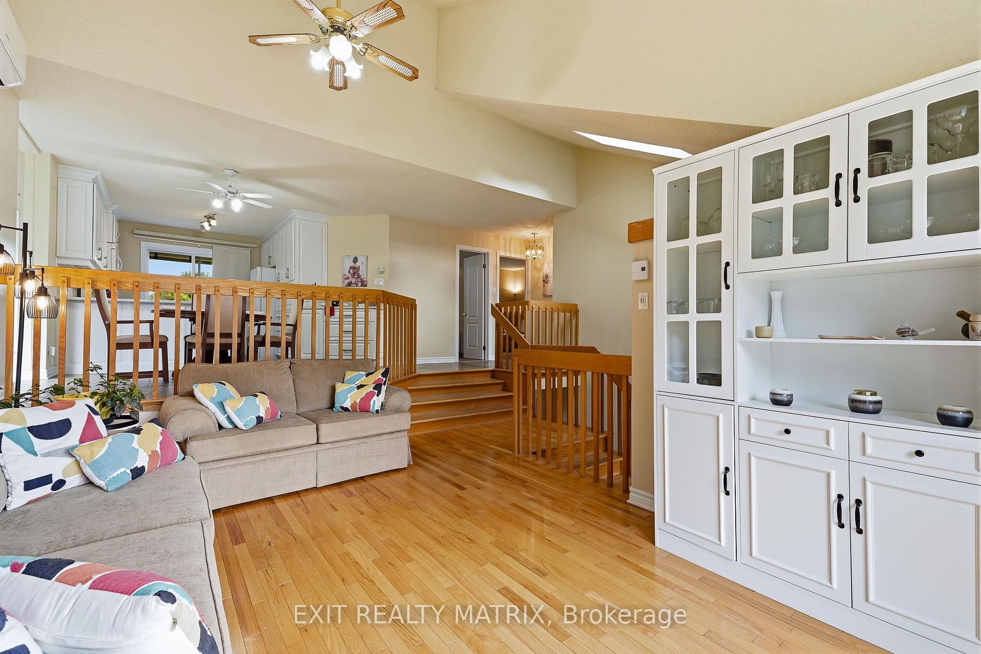 Photo 10 of 44 Ste Therese Boulevard, Russell, Embrun — HOMEH