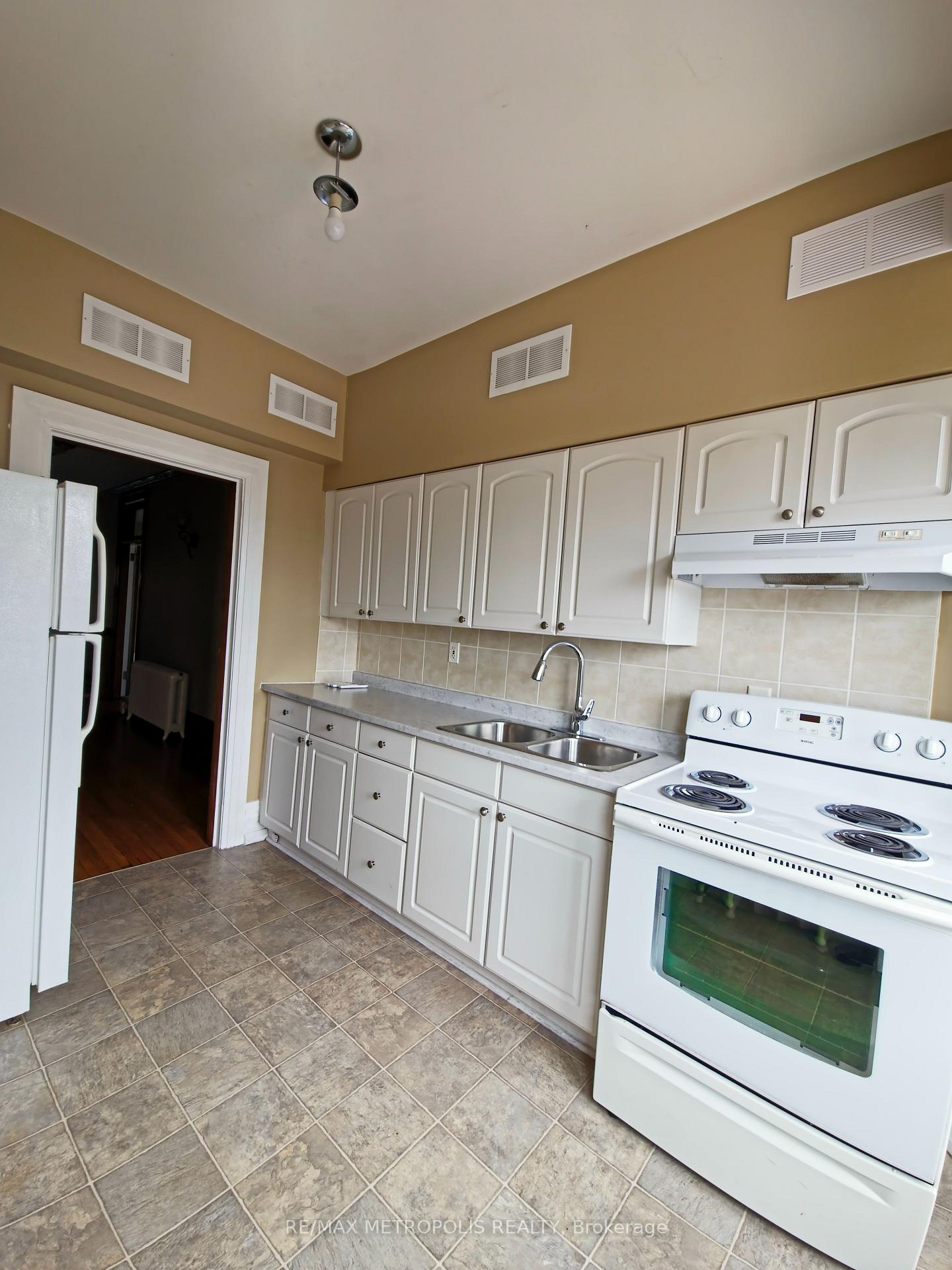 Photo 3 of Unit Upper #2, 1110 Simcoe Street S, Oshawa, Lakeview — HOMEH