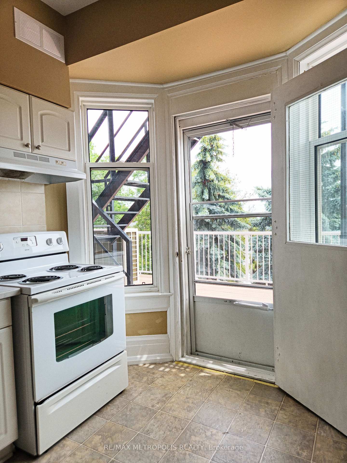 Photo 5 of Unit Upper #2, 1110 Simcoe Street S, Oshawa, Lakeview — HOMEH