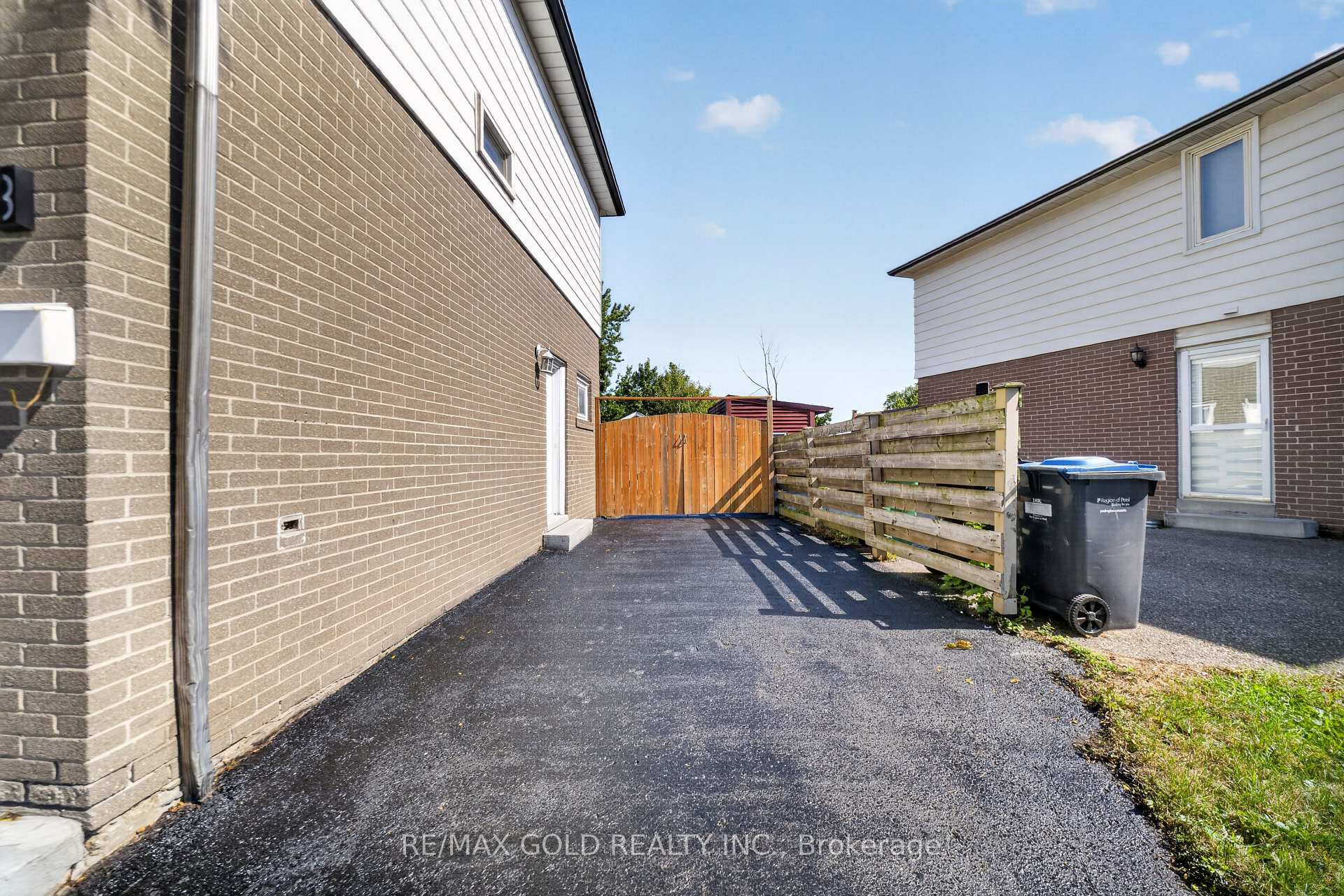 Photo 3 of 8 Earnscliffe Gate, Brampton, Southgate — HOMEH