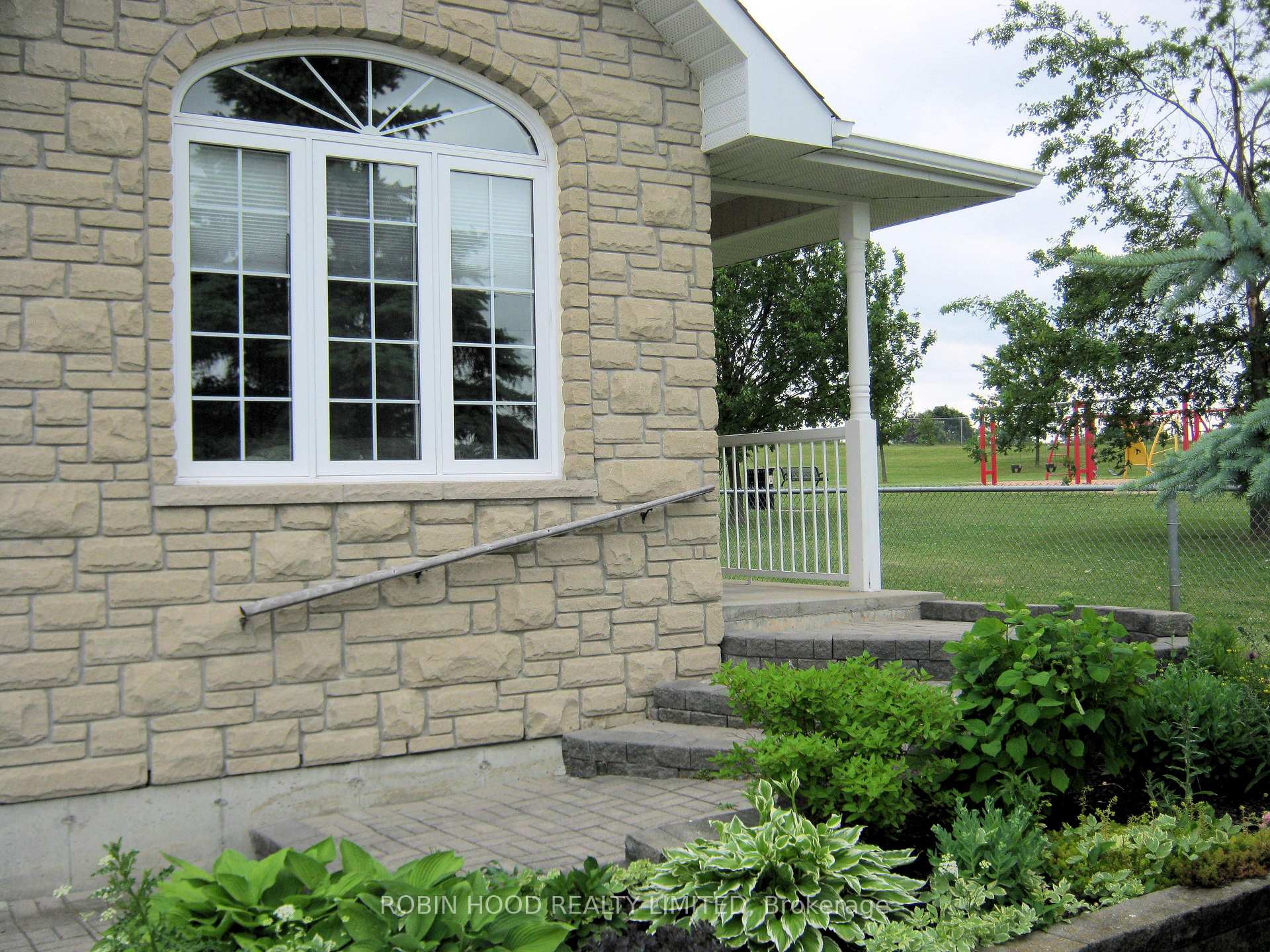 Photo 2 of 40 Dormer Road, Kawartha Lakes, Lindsay — HOMEH