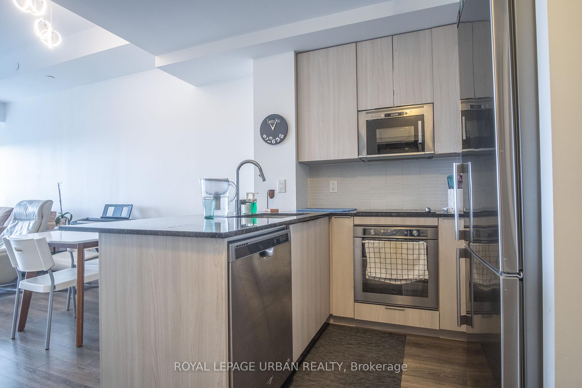 Photo 4 of Unit 817, 99 Eagle Rock Way, Vaughan, Maple — HOMEH
