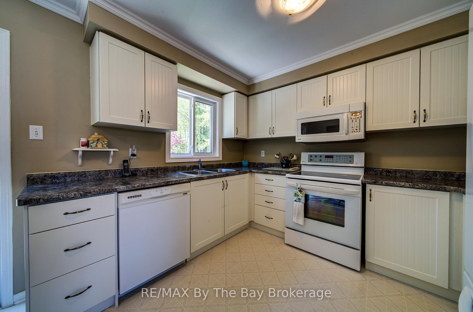 Photo 3 of 12 Silver Birch Avenue, Wasaga Beach — HOMEH