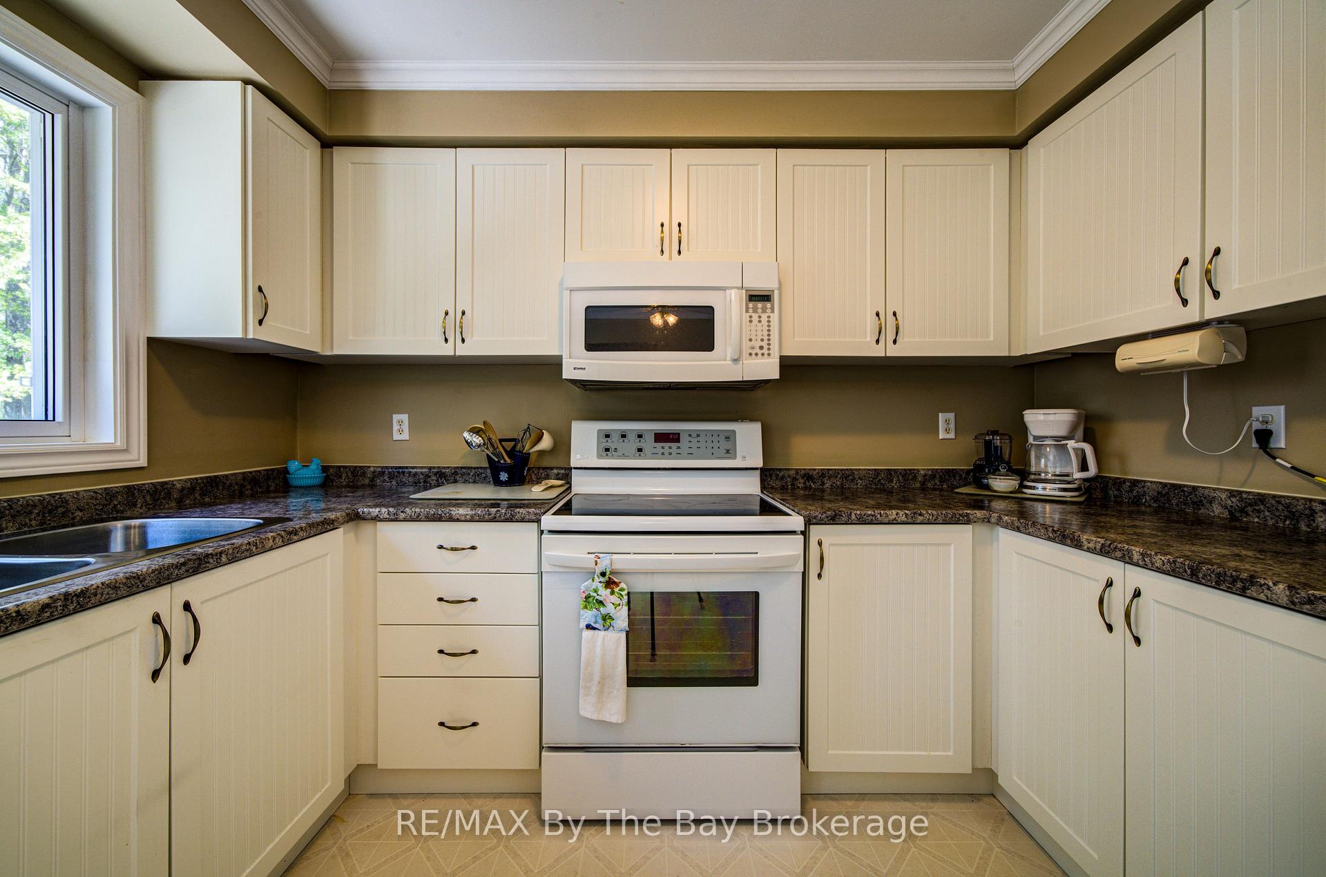 Photo 11 of 12 Silver Birch Avenue, Wasaga Beach — HOMEH