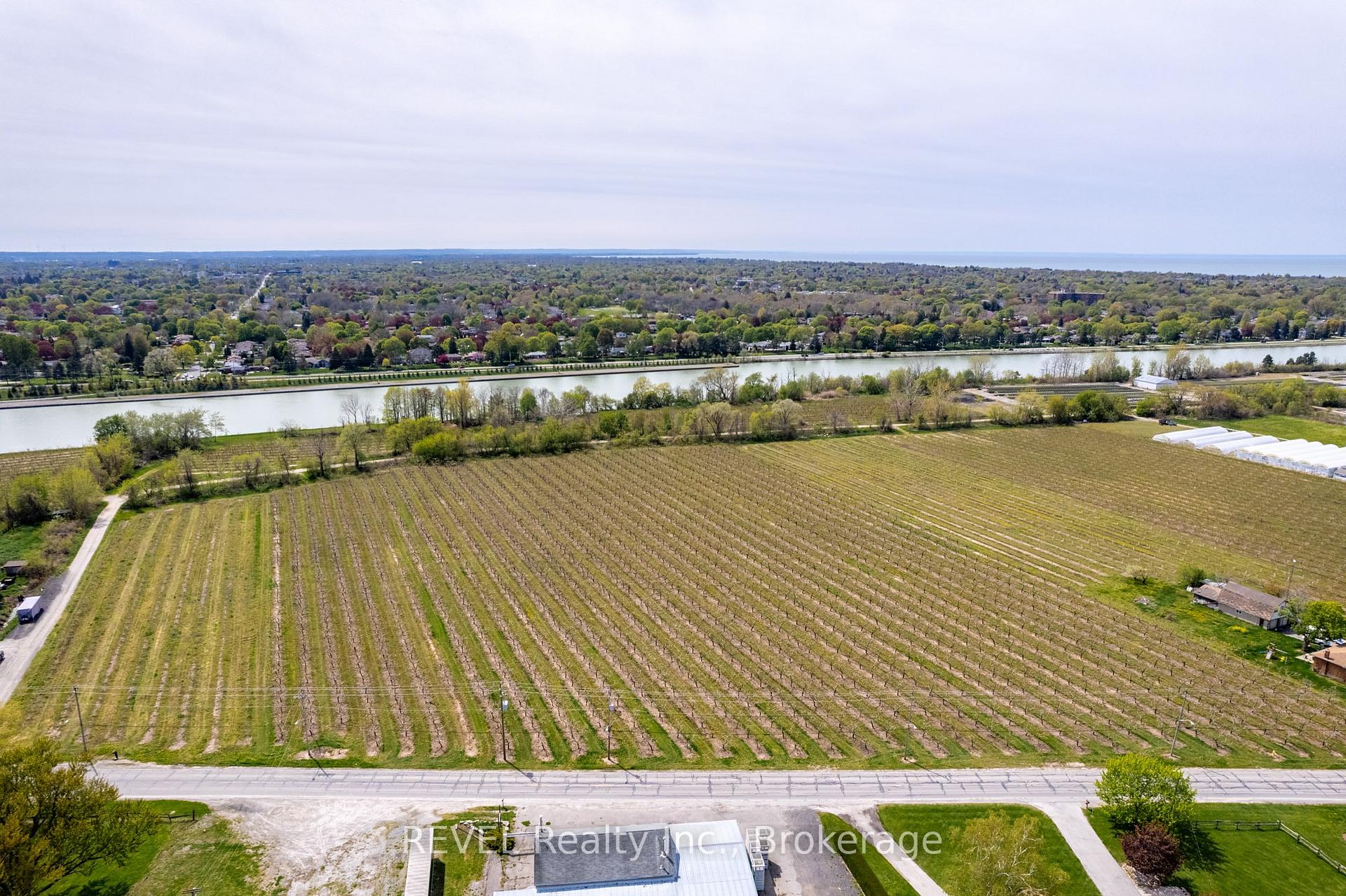 Photo 2 of 160 Read Road, St. Catharines, Port Weller — HOMEH