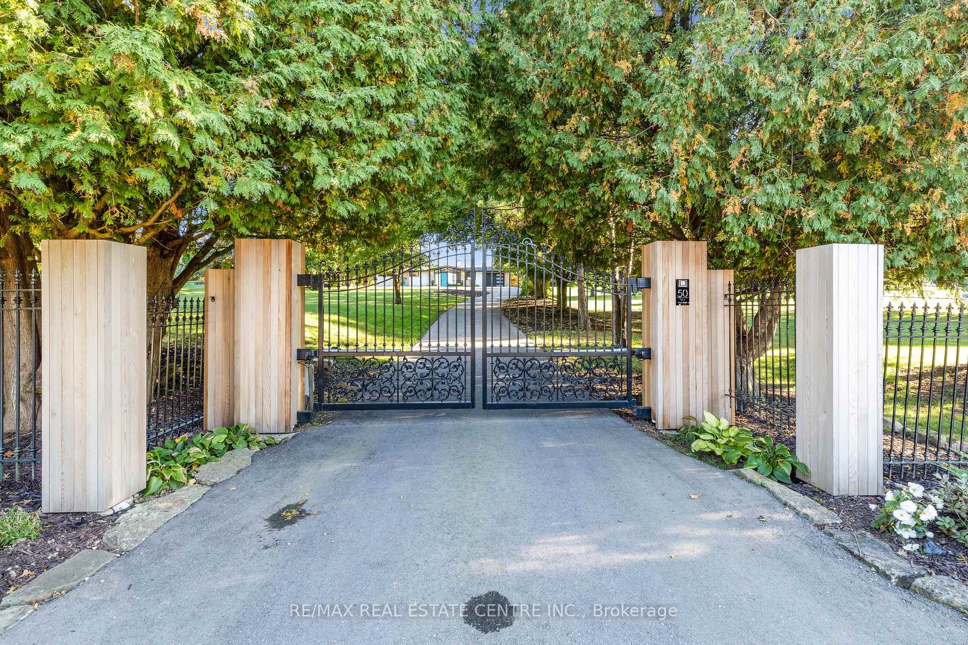 Photo 3 of 50 Oak Avenue, Hamilton, Greensville — HOMEH