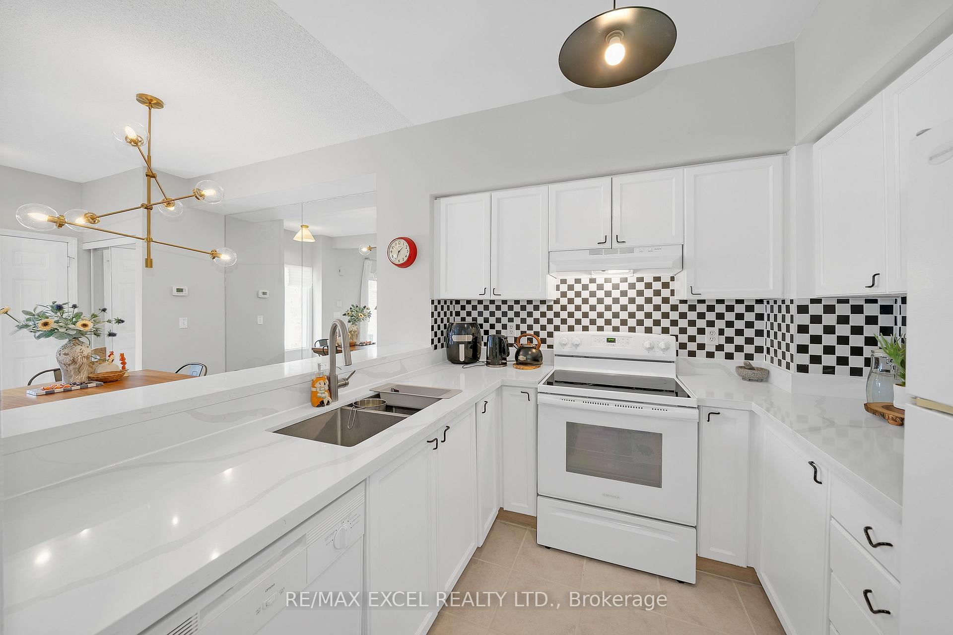 Photo 19 of Unit 3, 10 Cox Boulevard, Markham, Unionville — HOMEH