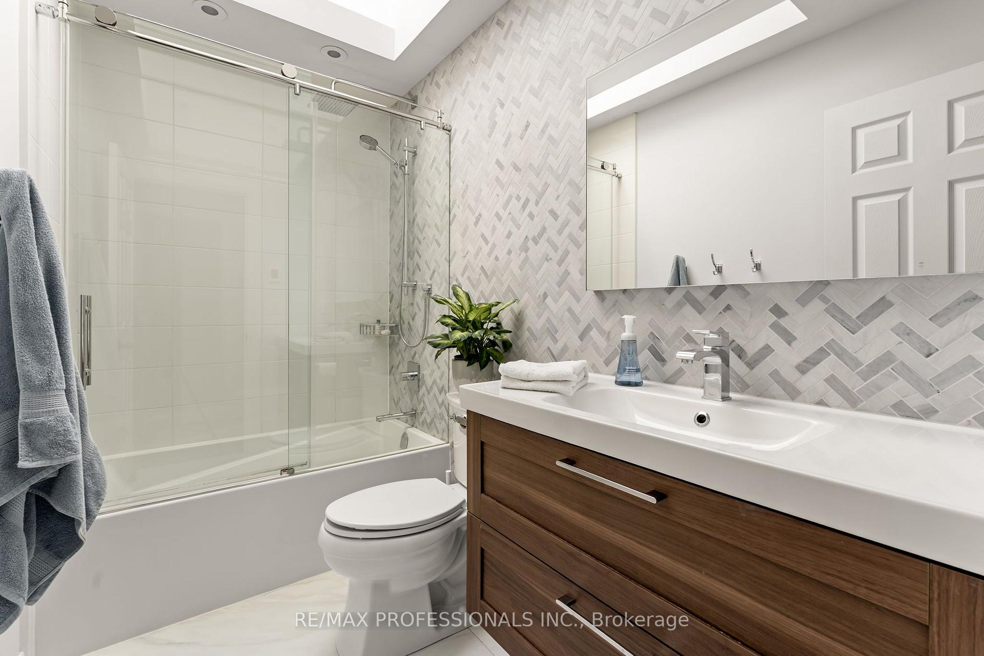 Photo 31 of 7 Bannon Avenue, Etobicoke, Kingsway South — HOMEH