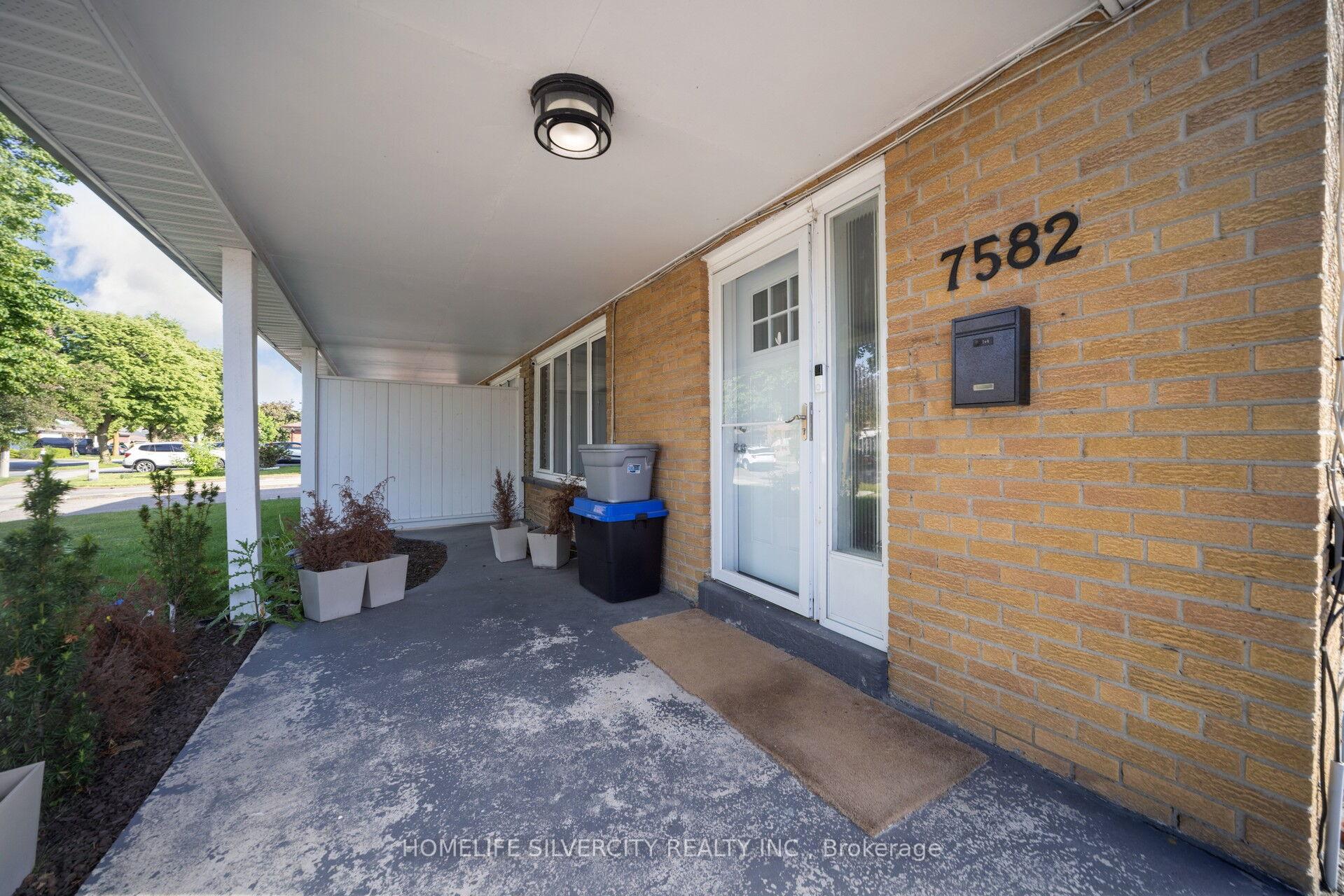 Photo 3 of 7582 Discus Crescent, Mississauga, Malton — HOMEH