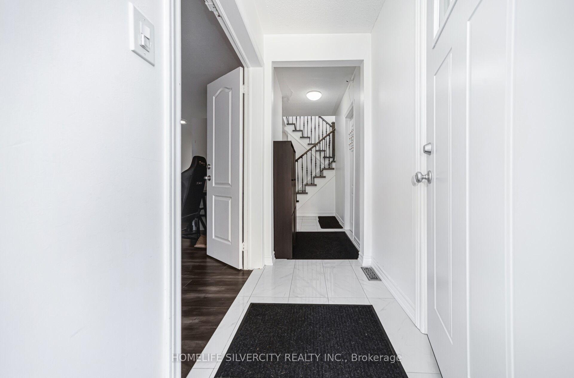 Photo 5 of 7582 Discus Crescent, Mississauga, Malton — HOMEH