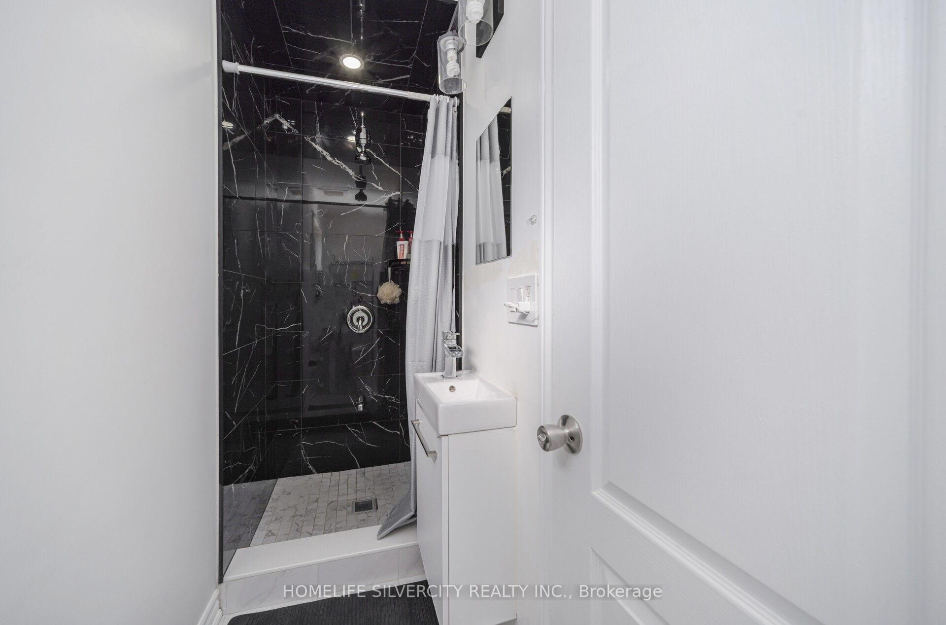Photo 19 of 7582 Discus Crescent, Mississauga, Malton — HOMEH