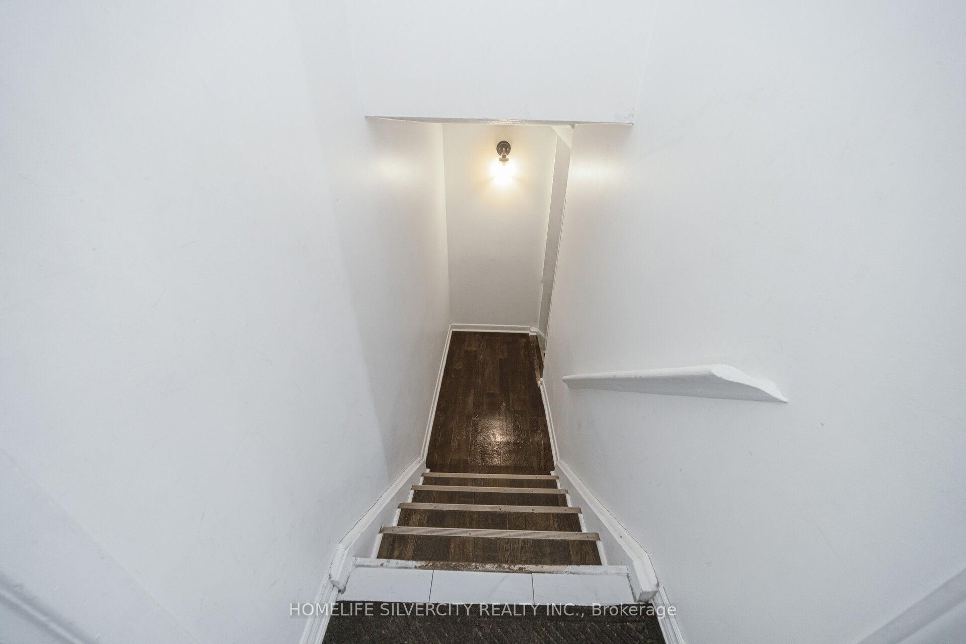 Photo 33 of 7582 Discus Crescent, Mississauga, Malton — HOMEH