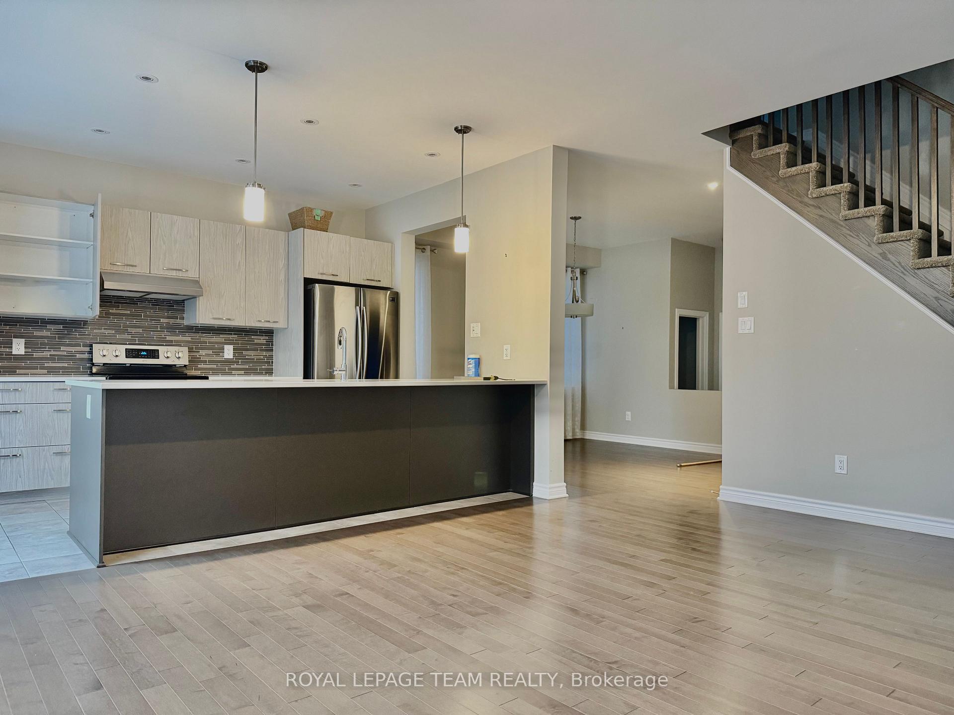 Photo 8 of 82 Warrior Street, Ottawa, Kanata - Emerald Meadows/Trailwest — HOMEH