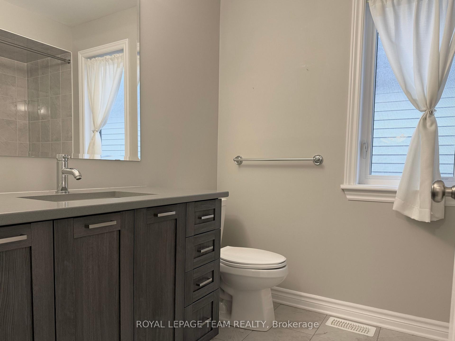Photo 23 of 82 Warrior Street, Ottawa, Kanata - Emerald Meadows/Trailwest — HOMEH