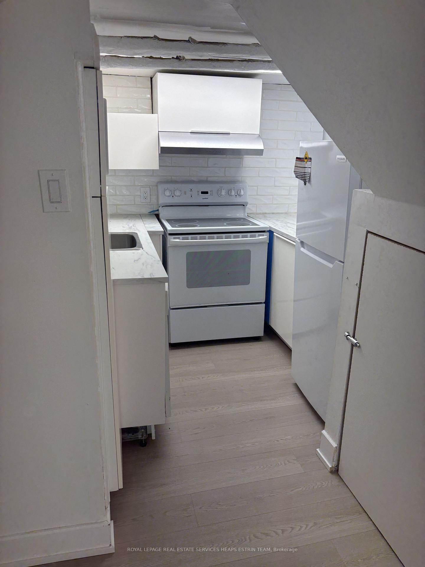 Photo 4 of Unit Lower, 330 St Clair Avenue E, Toronto, Rosedale-Moore Park — HOMEH