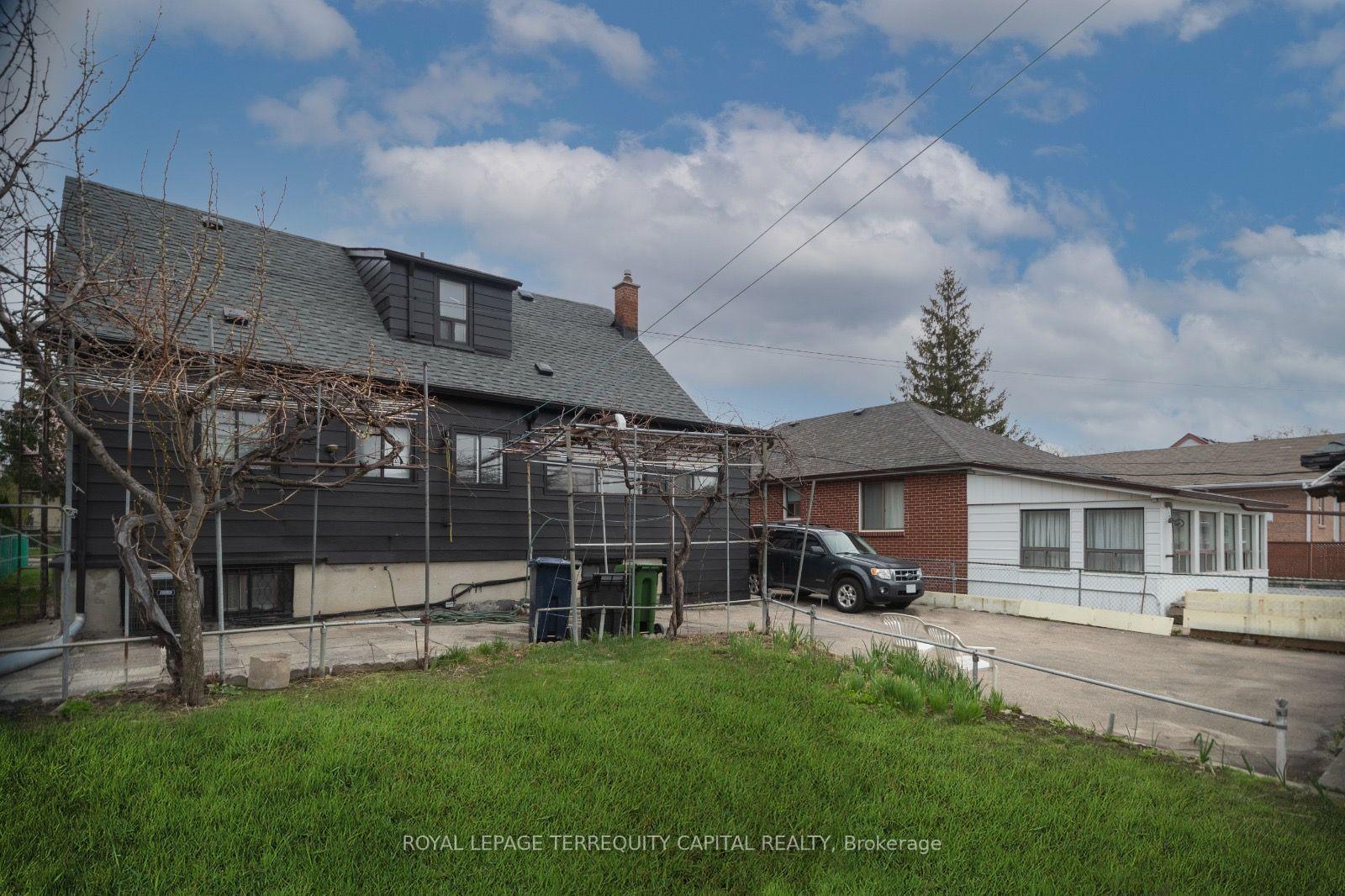 Photo 17 of Unit Upper, 1010 Caledonia Road, North York, Yorkdale-Glen Park — HOMEH