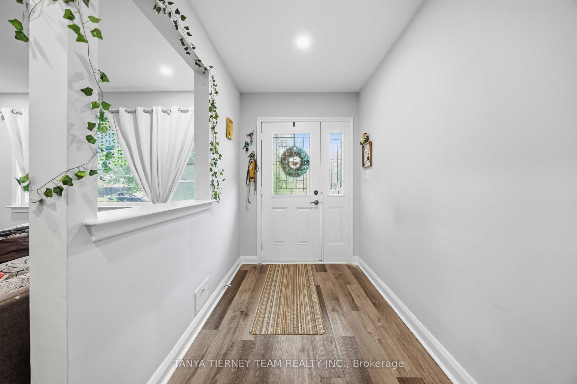 Photo 3 of 118 Rossland Road W, Oshawa, Centennial — HOMEH