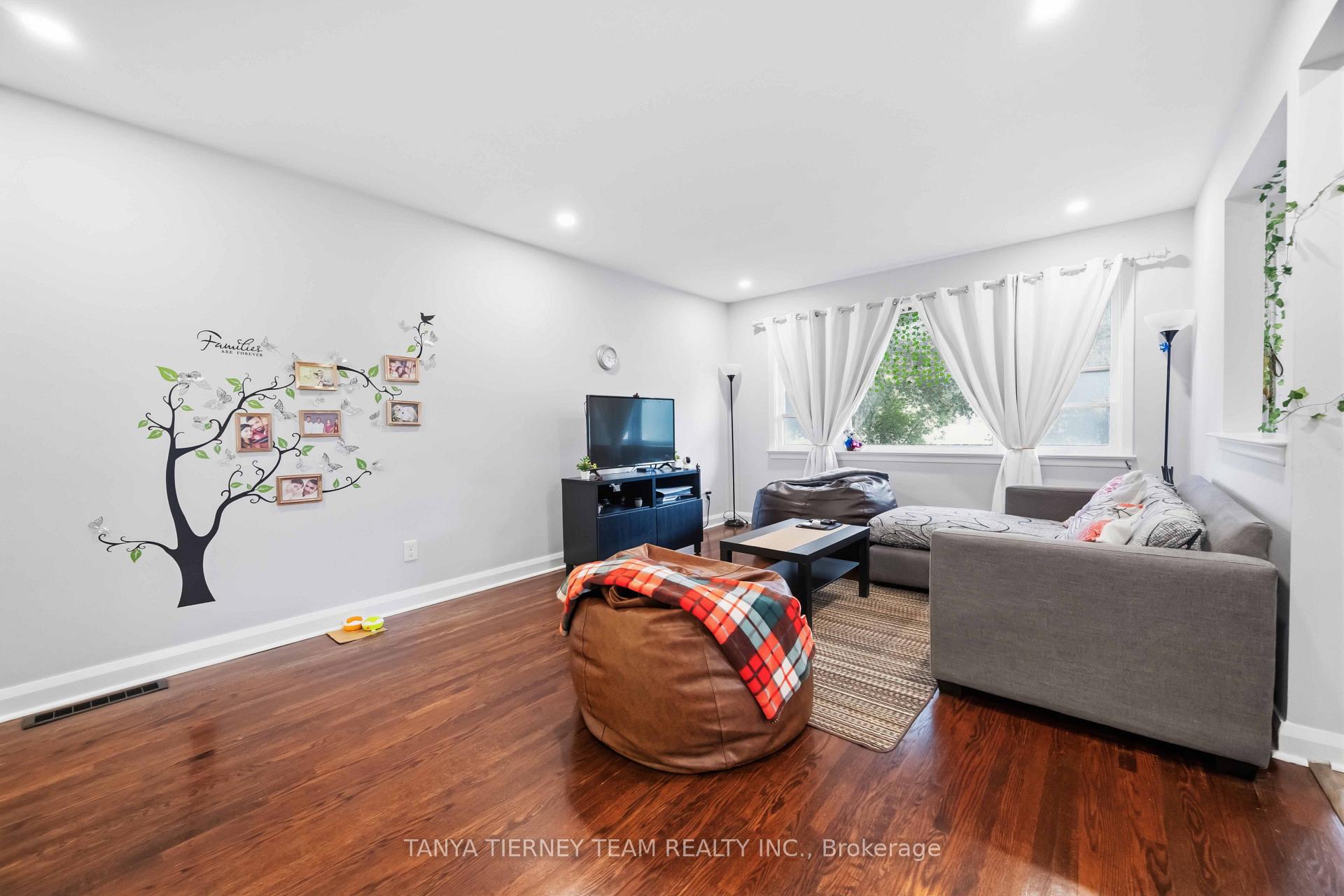 Photo 4 of 118 Rossland Road W, Oshawa, Centennial — HOMEH
