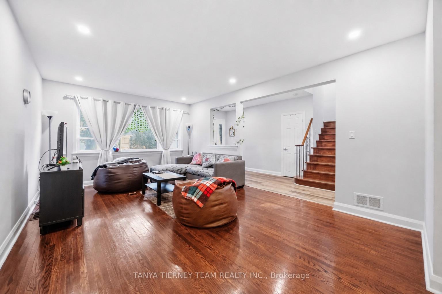 Photo 5 of 118 Rossland Road W, Oshawa, Centennial — HOMEH