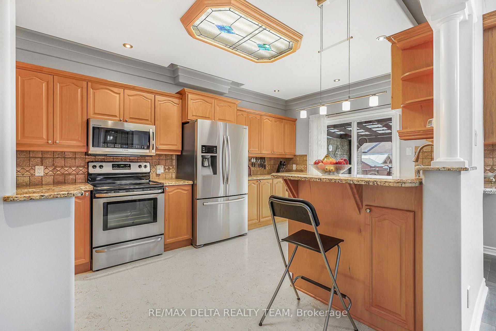 Photo 3 of 2040 Sunland Drive, Ottawa, Fallingbrook/Gardenway South — HOMEH
