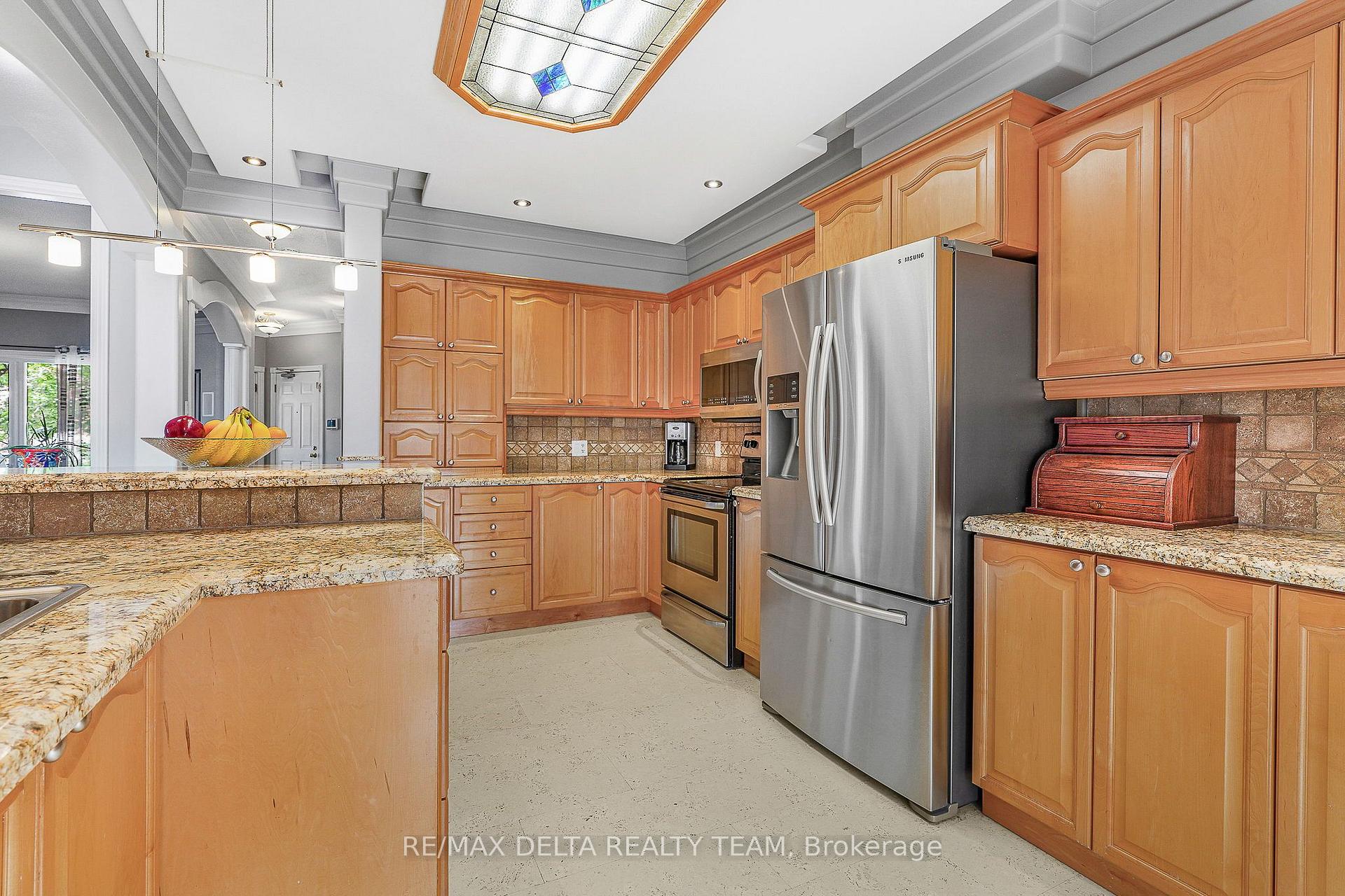 Photo 6 of 2040 Sunland Drive, Ottawa, Fallingbrook/Gardenway South — HOMEH