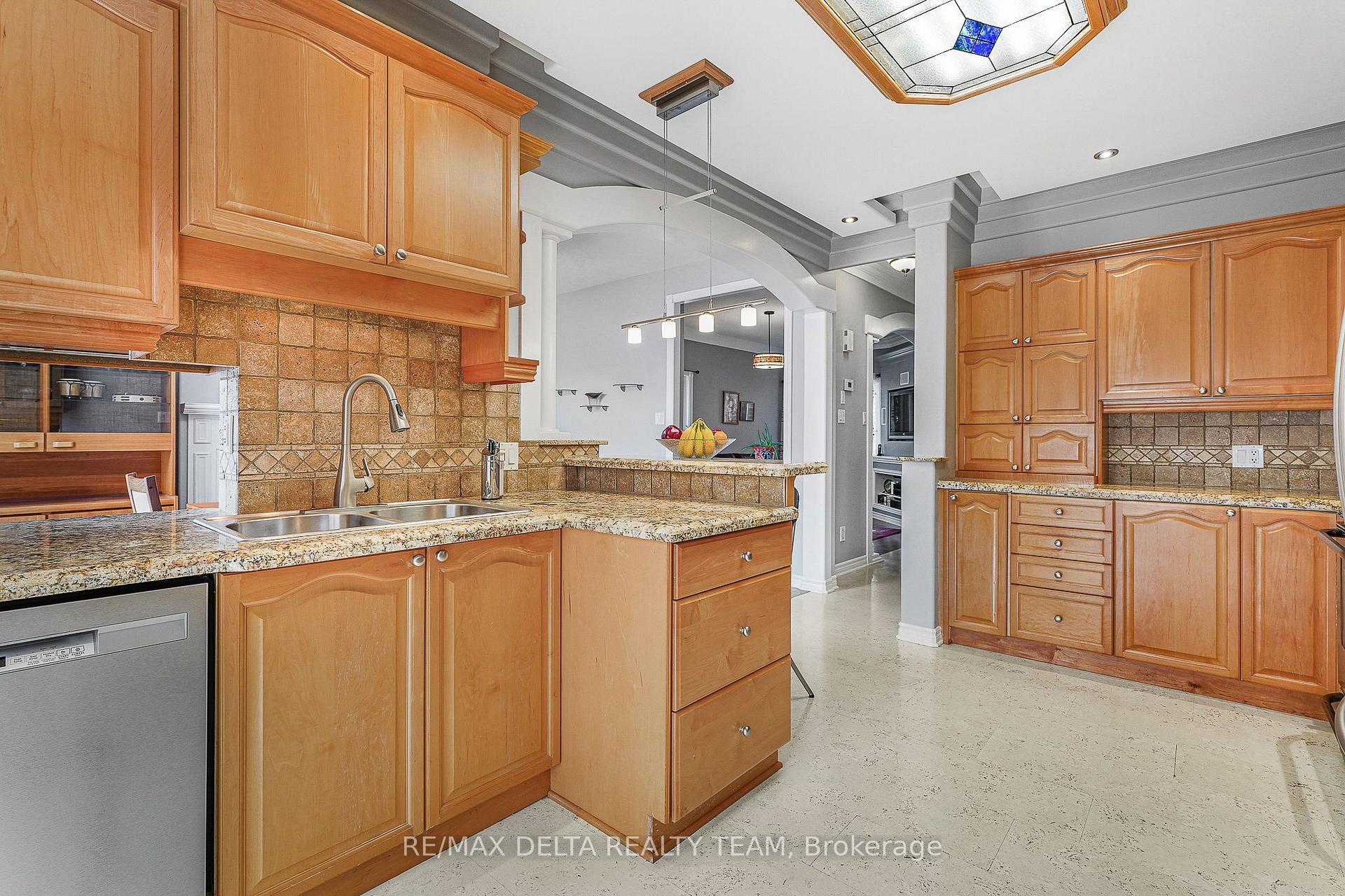 Photo 8 of 2040 Sunland Drive, Ottawa, Fallingbrook/Gardenway South — HOMEH