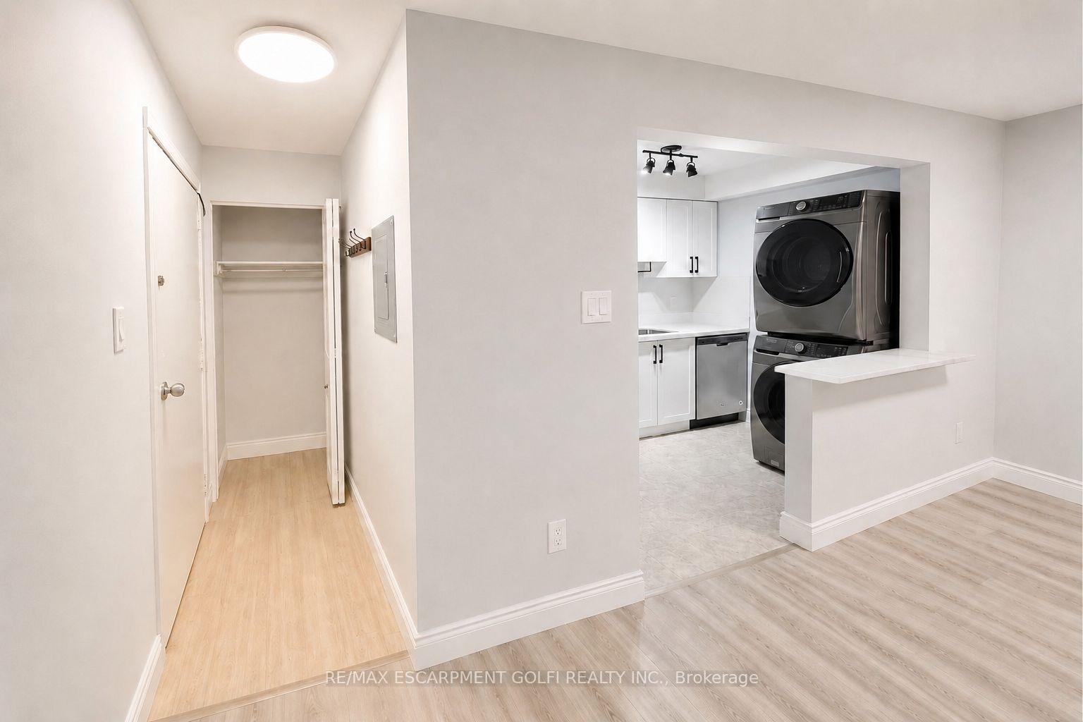 Photo 2 of Unit 2, 2403 Lakeshore Boulevard W, Etobicoke, Mimico — HOMEH