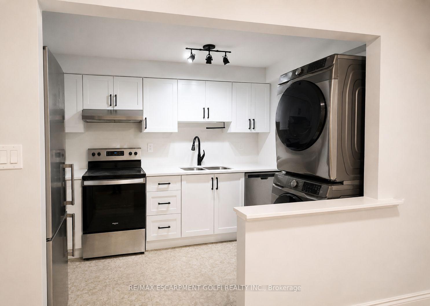 Photo 3 of Unit 2, 2403 Lakeshore Boulevard W, Etobicoke, Mimico — HOMEH