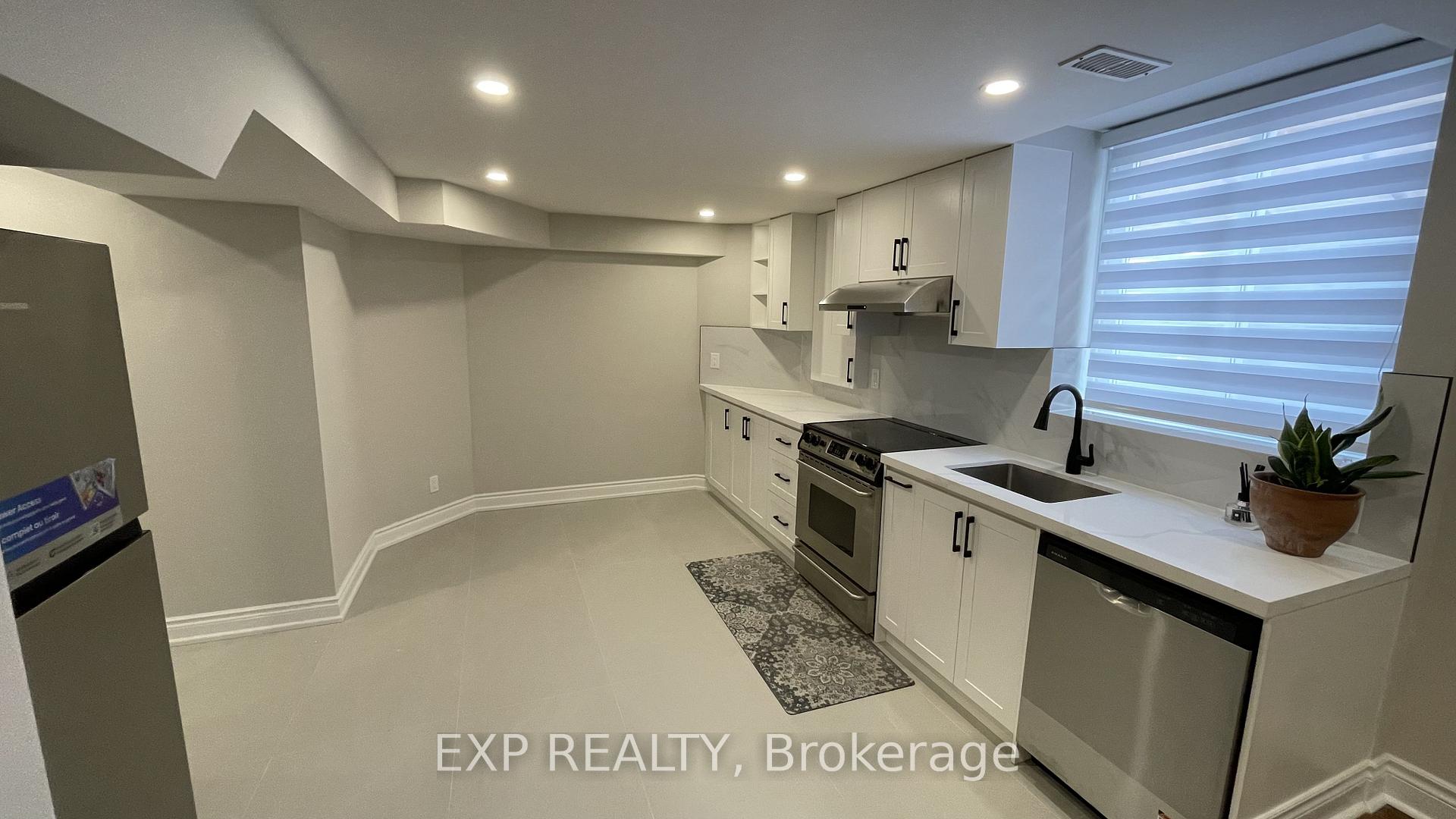 Photo 3 of Unit Basement, 94 Lensmith Drive, Aurora, Aurora Highlands — HOMEH