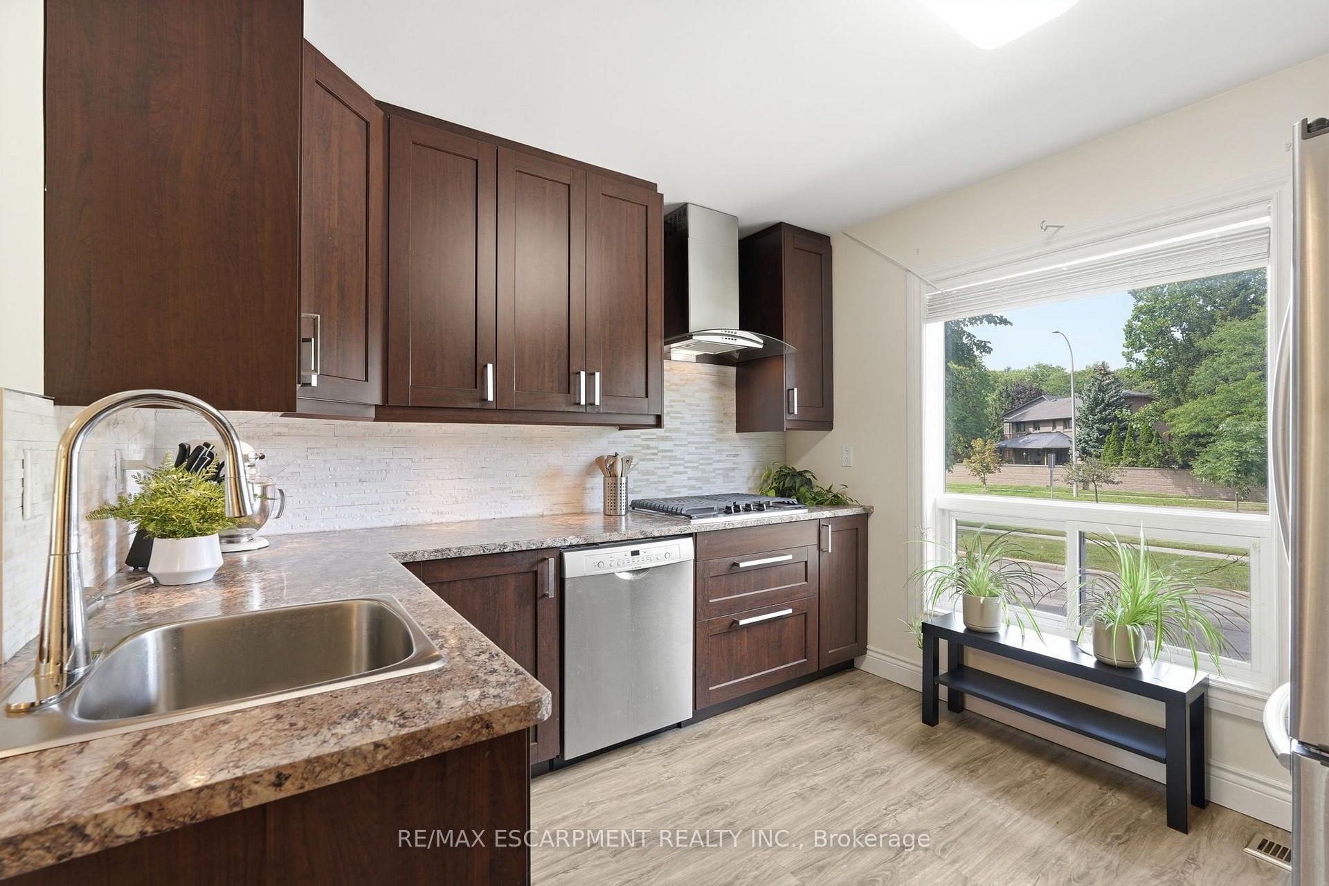 Photo 8 of Unit 50, 1115 Paramount Drive, Hamilton, Stoney Creek — HOMEH