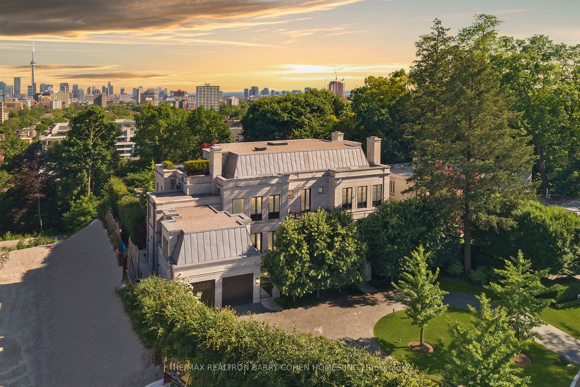 Photo 2 of 17 Ardwold Gate, Toronto, Casa Loma — HOMEH