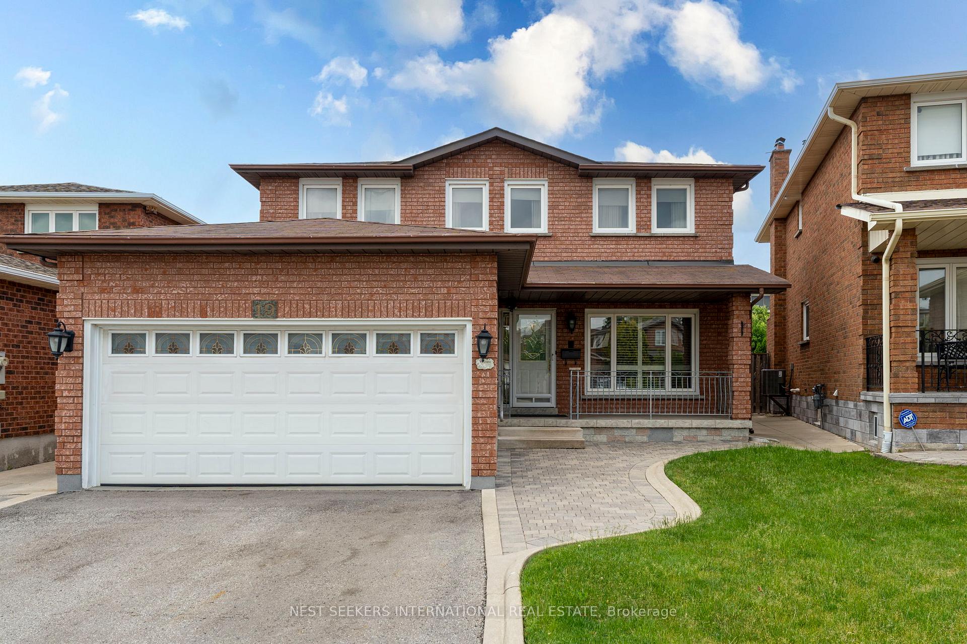 Photo 4 of 19 Kaiser Drive, Vaughan, West Woodbridge — HOMEH