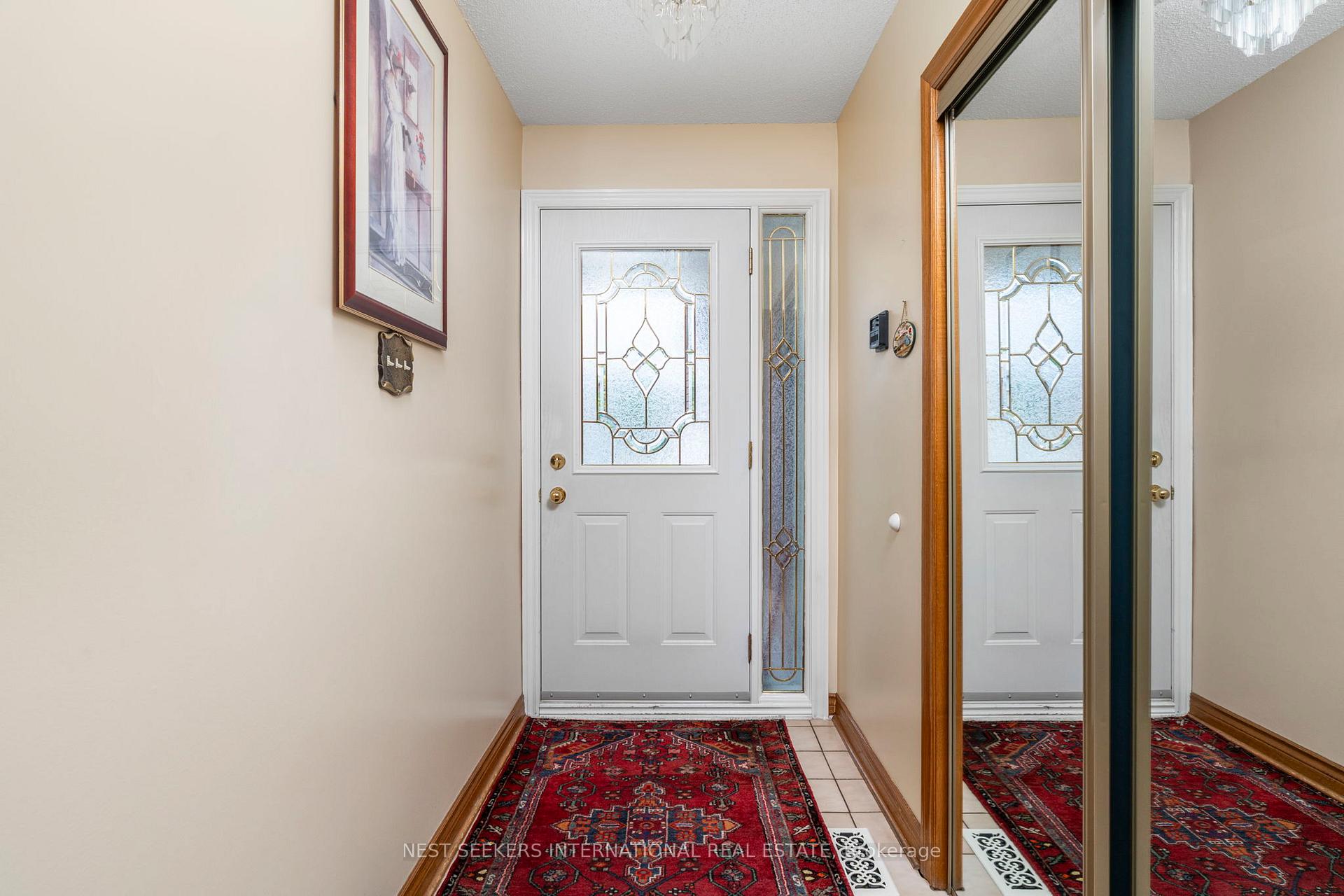 Photo 5 of 19 Kaiser Drive, Vaughan, West Woodbridge — HOMEH
