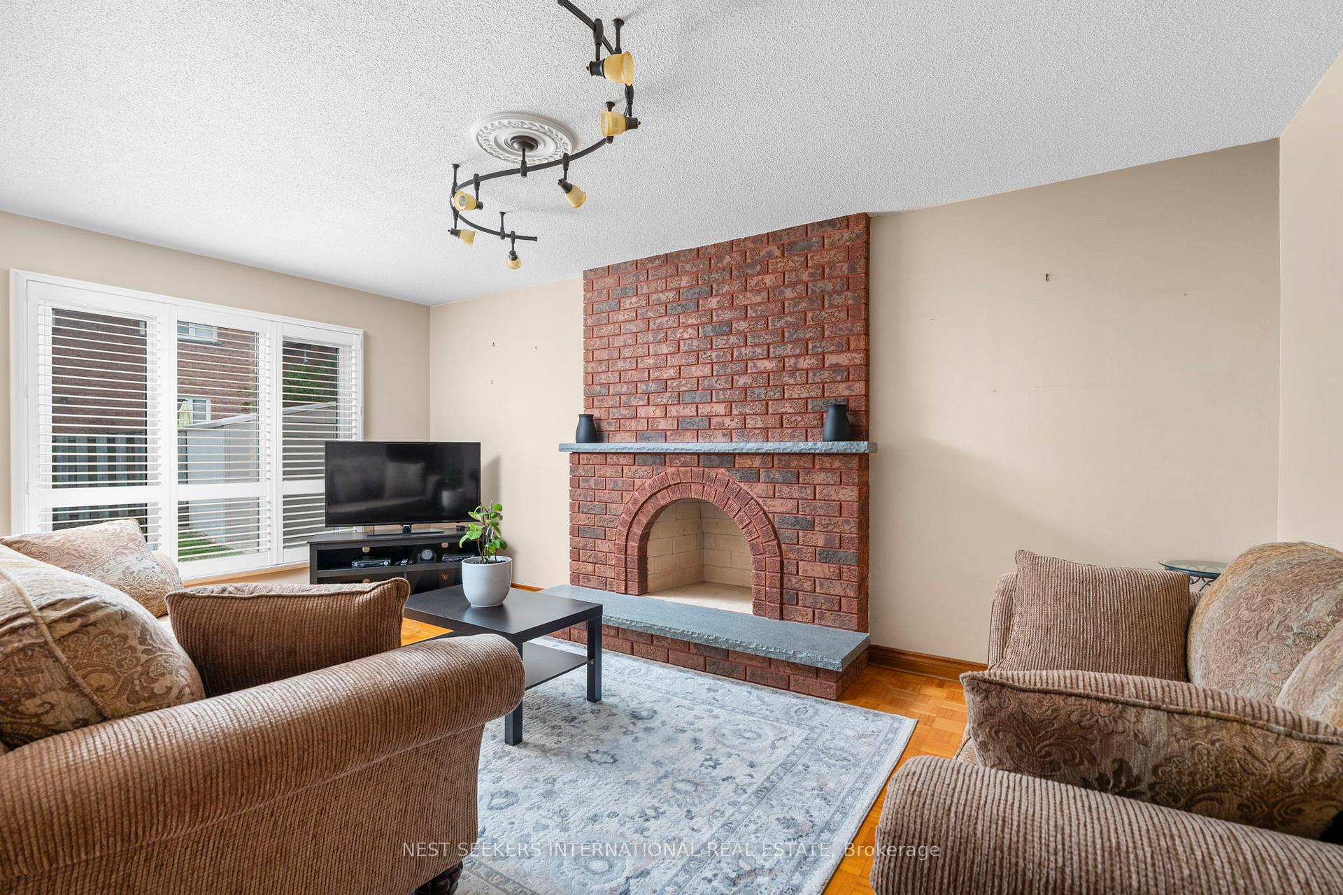 Photo 10 of 19 Kaiser Drive, Vaughan, West Woodbridge — HOMEH